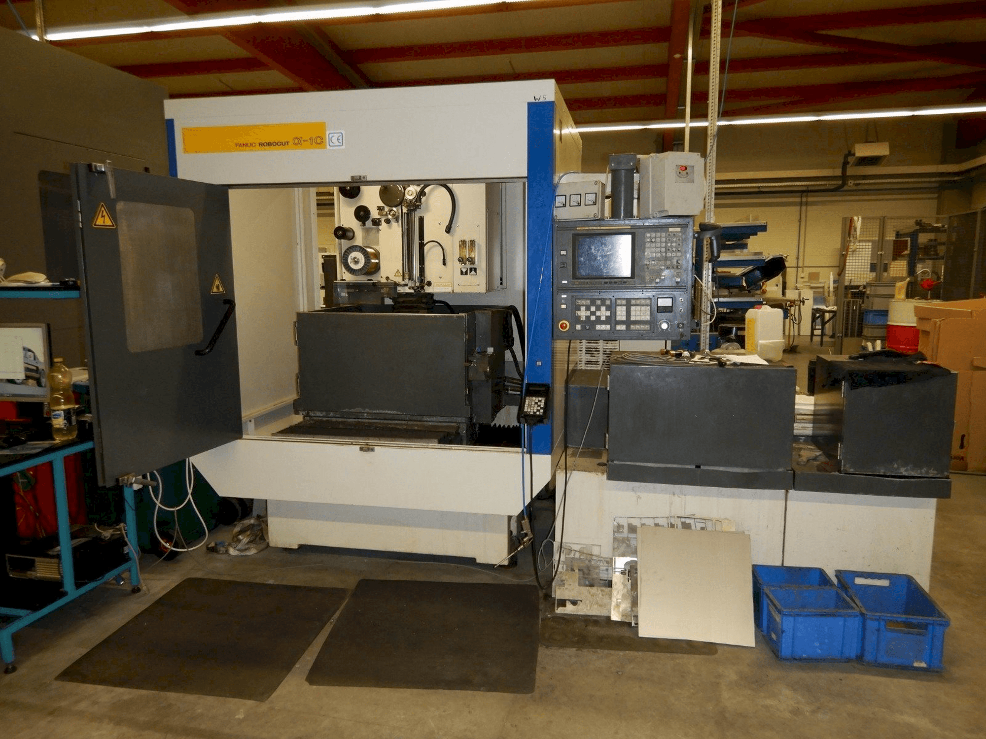 Prikaz stroja FANUC ROBOCUT ALPHA 1C sprijeda