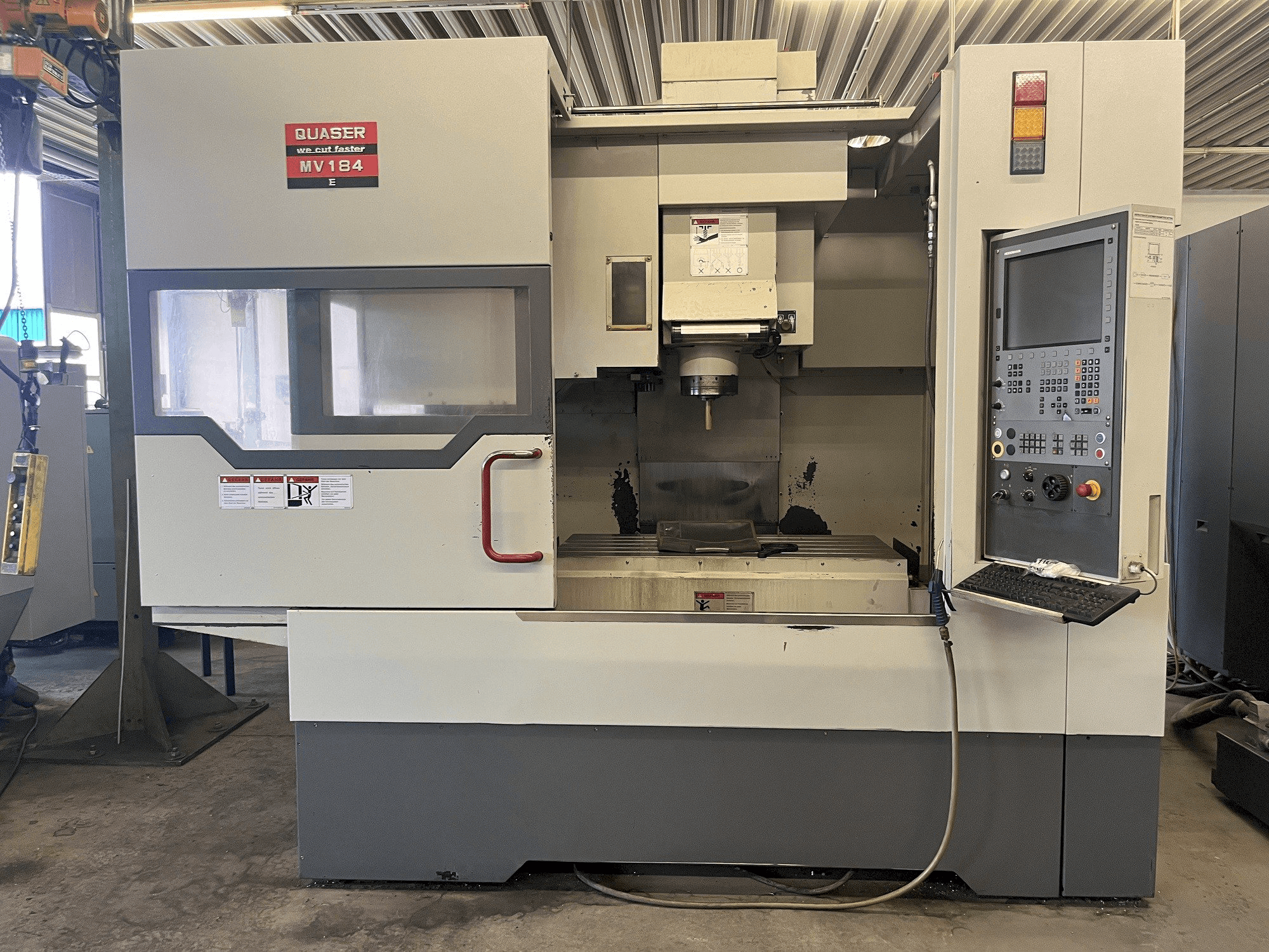 Prikaz stroja Quaser MV 184E sprijeda