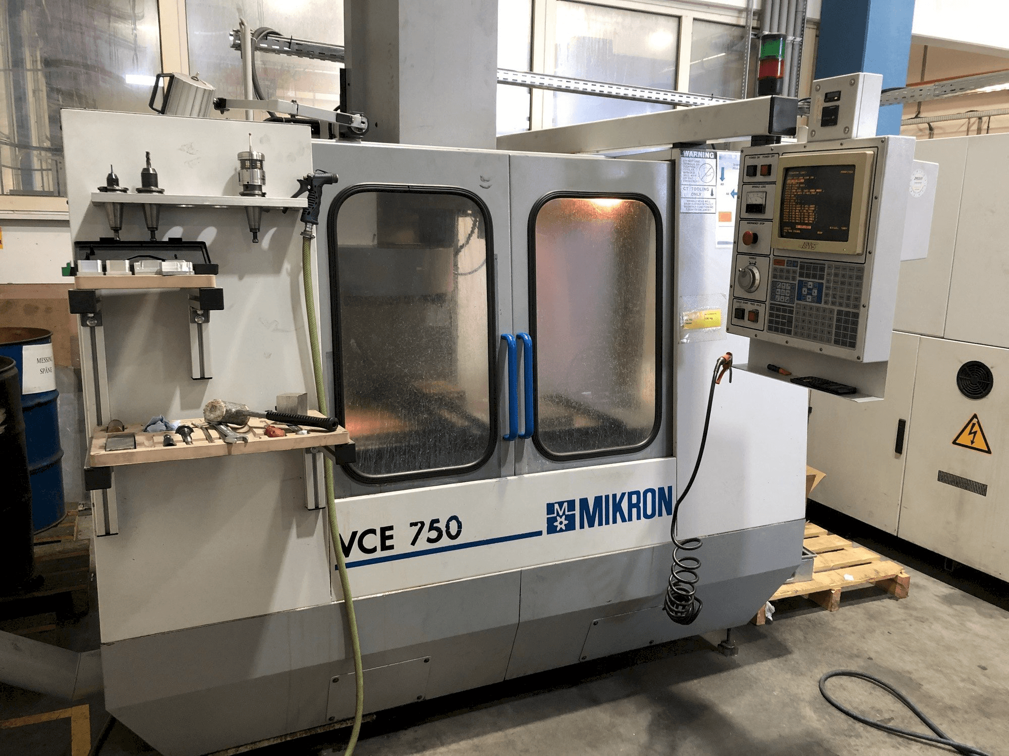 Prikaz stroja MIKRON VCE 750 sprijeda