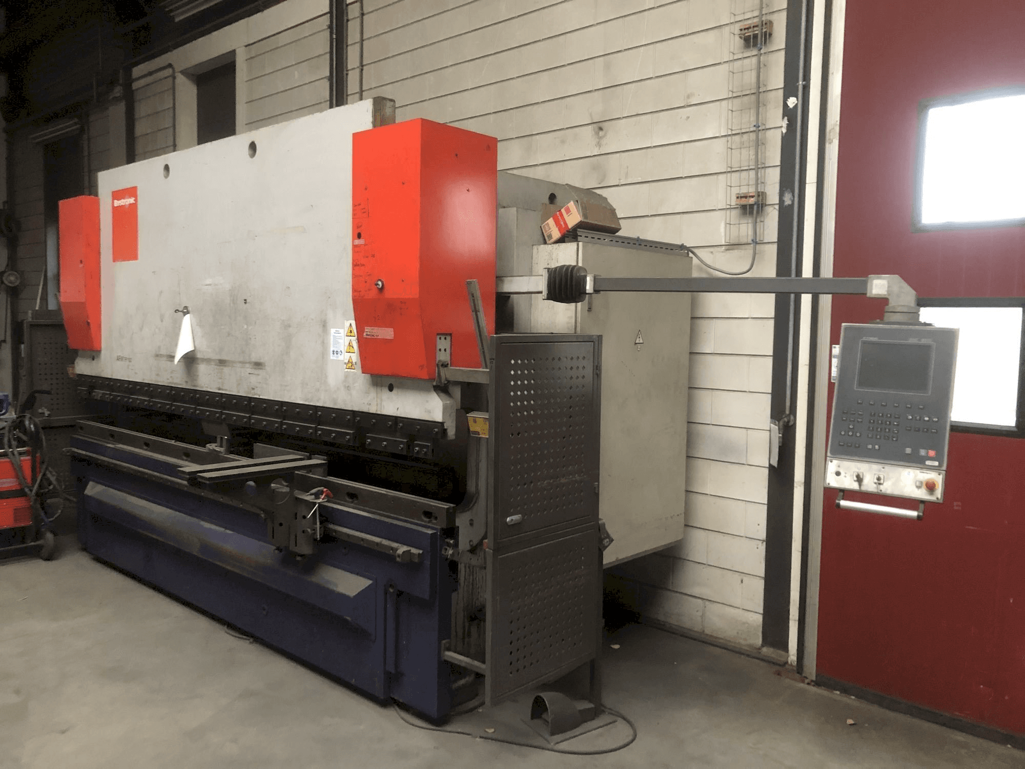 Prikaz desne strane stroja Bystronic EP40-160