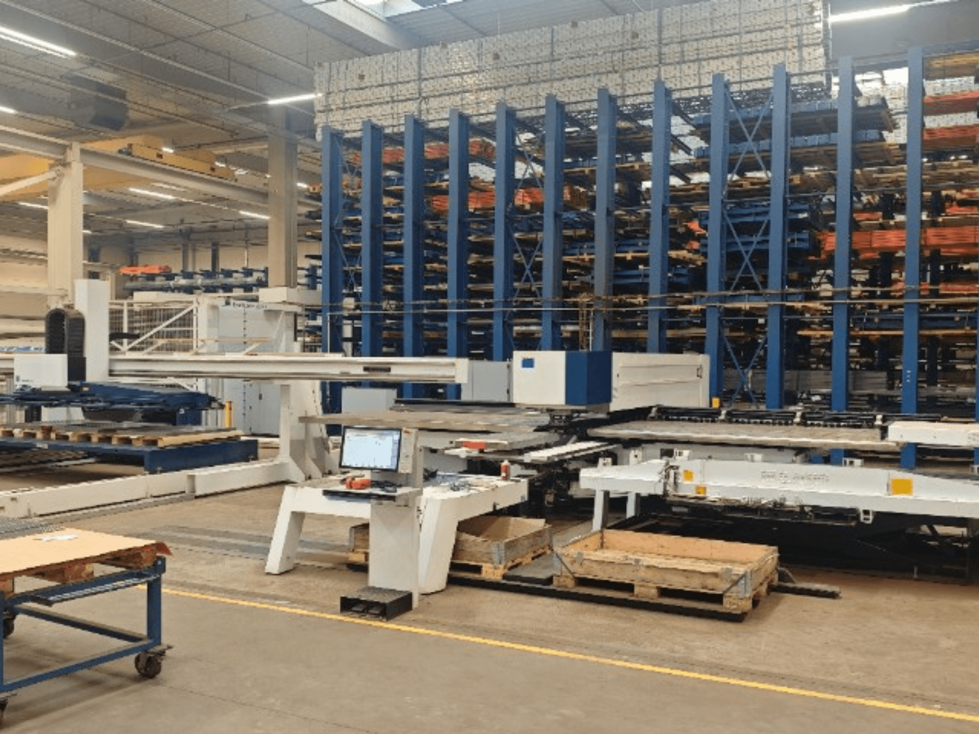 CNC stroj za probijanje TRUMPF TruPunch 5000 S12 u radionici, pogled s prednje strane s upravljačkom pločom i prostorom za odlaganje.