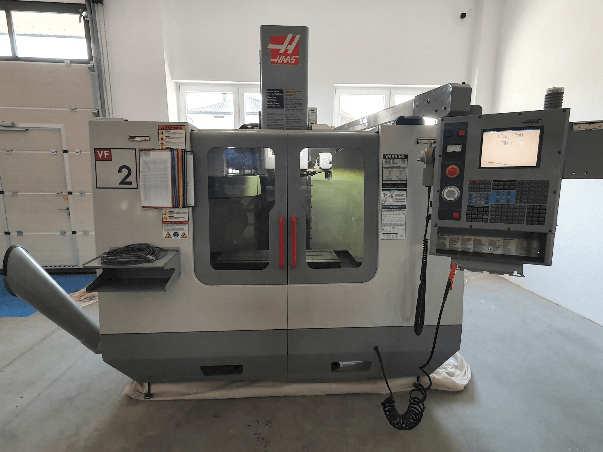 Prikaz stroja HAAS VF-2BHE sprijeda
