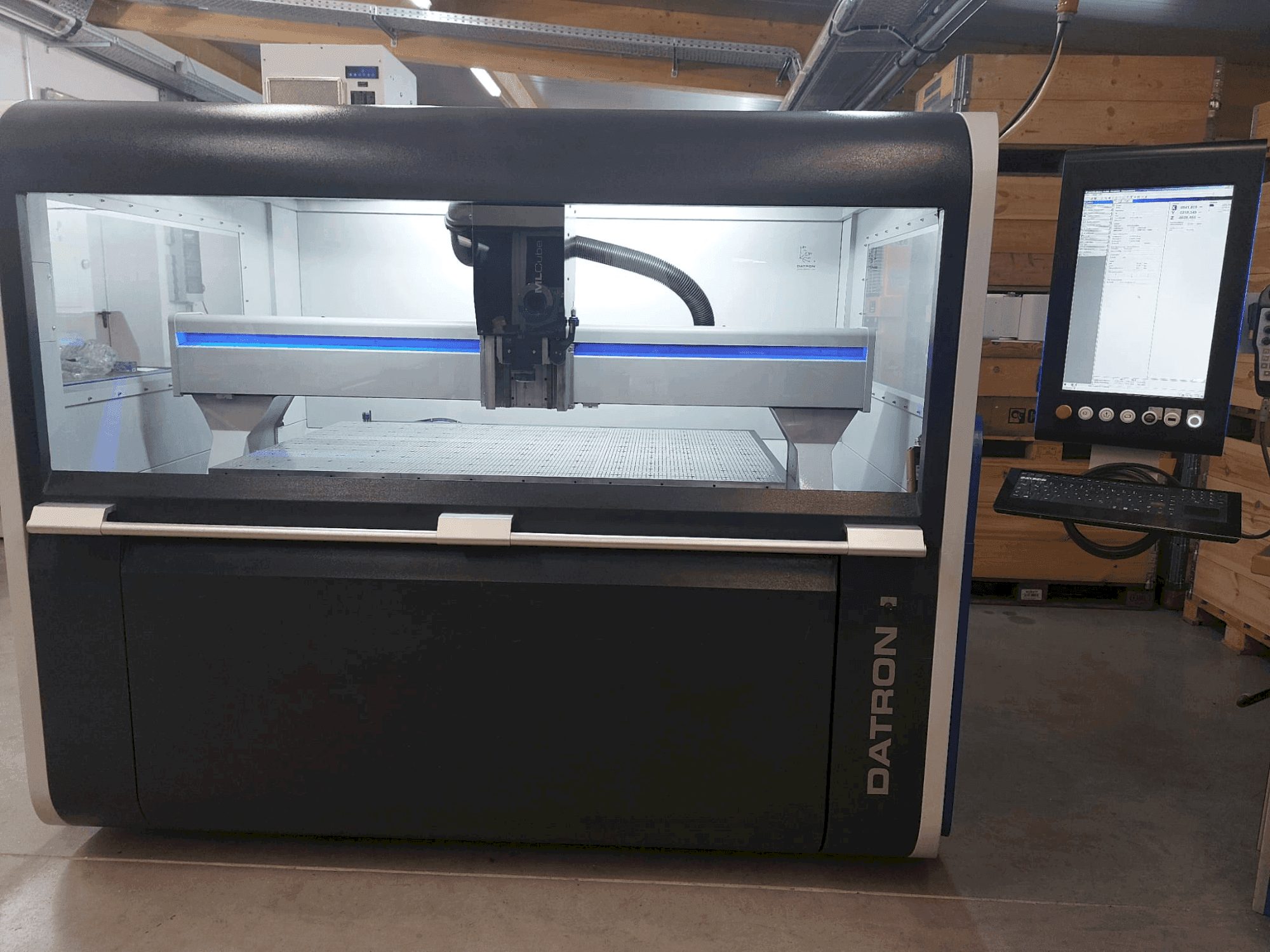 Prikaz stroja Datron MLCube LS sprijeda