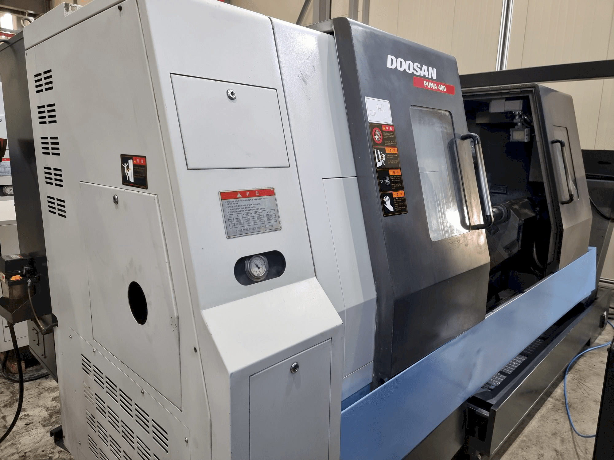 Prikaz stroja Doosan PUMA 400B sprijeda