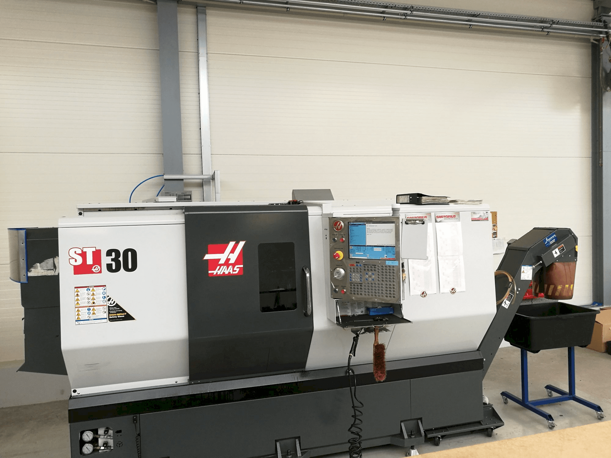 Prikaz stroja HAAS ST-30 sprijeda