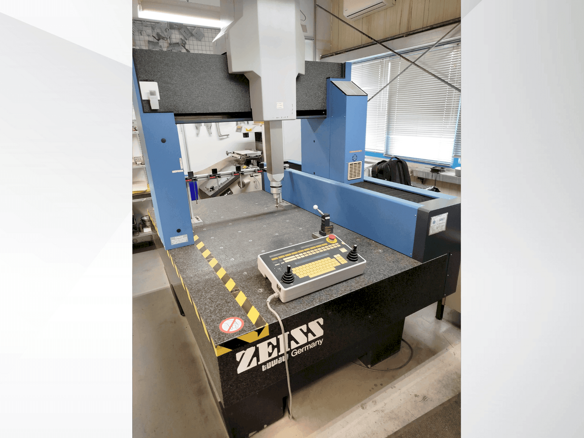 Prikaz stroja ZEISS Contura G2 sprijeda