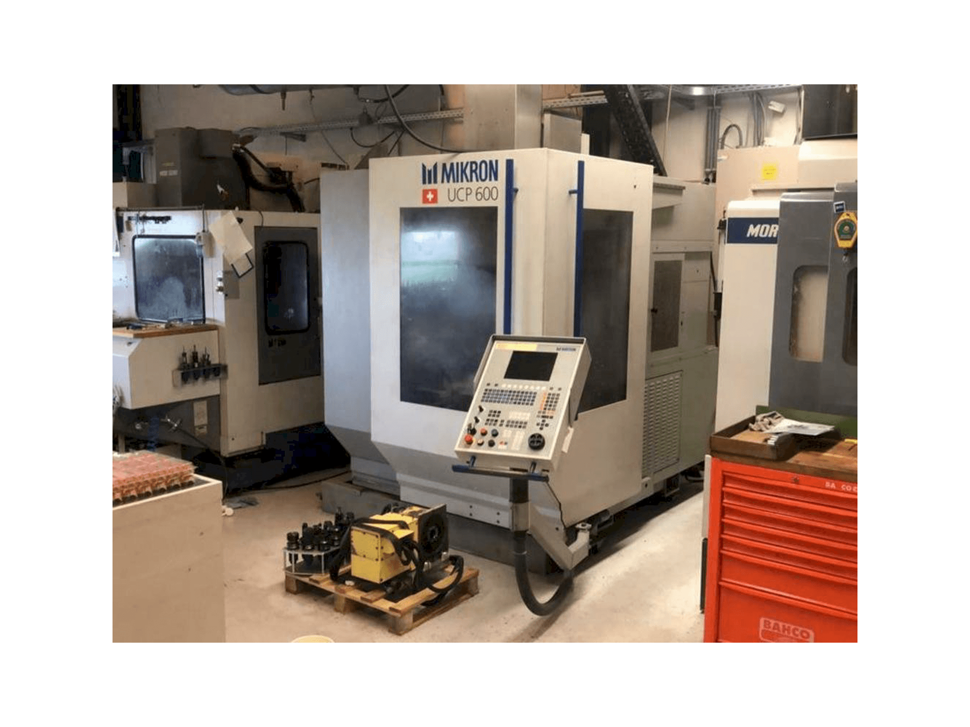 Prikaz stroja MIKRON UCP600 sprijeda