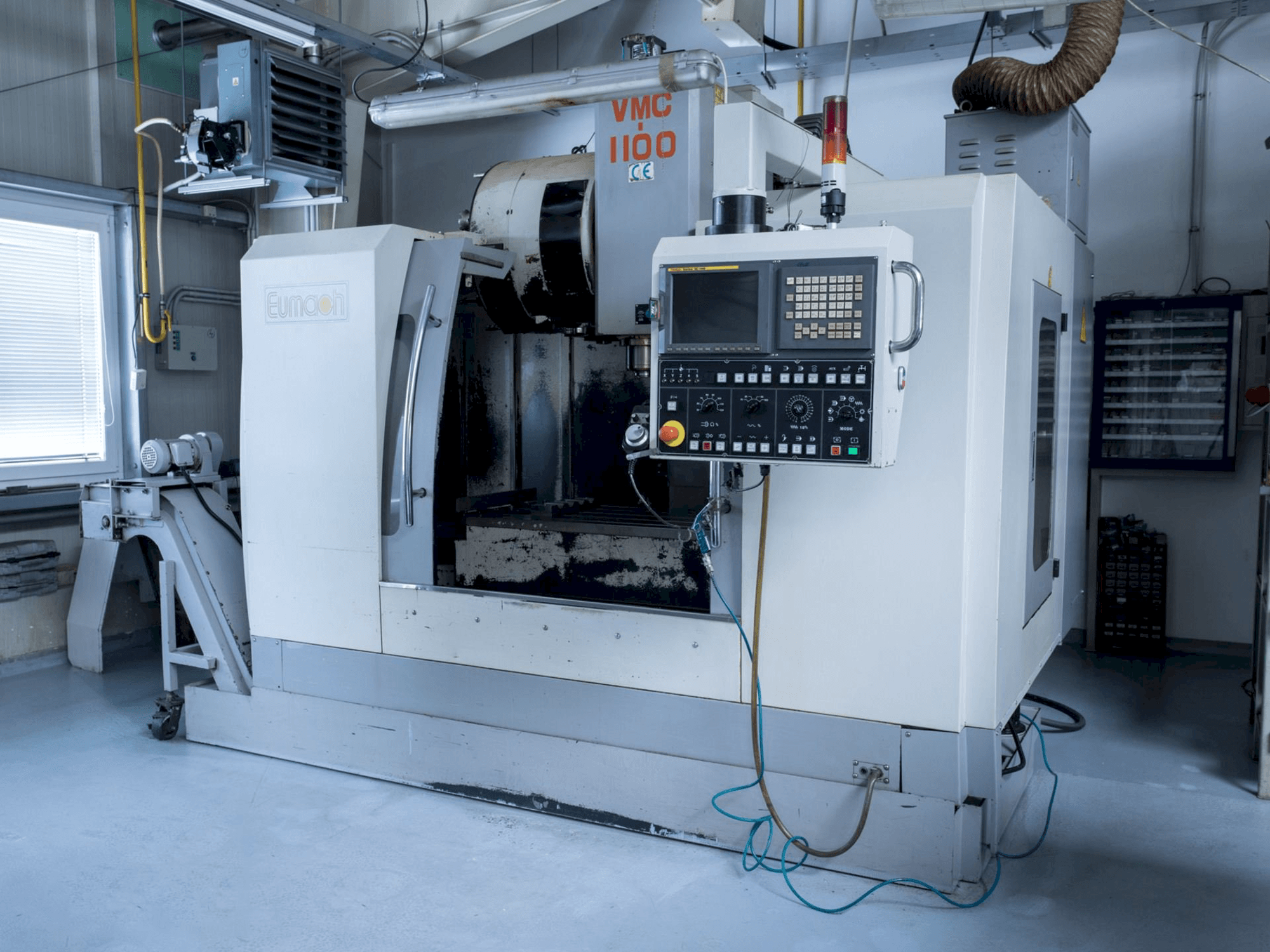 Prikaz stroja Eumach VMC 1100 sprijeda