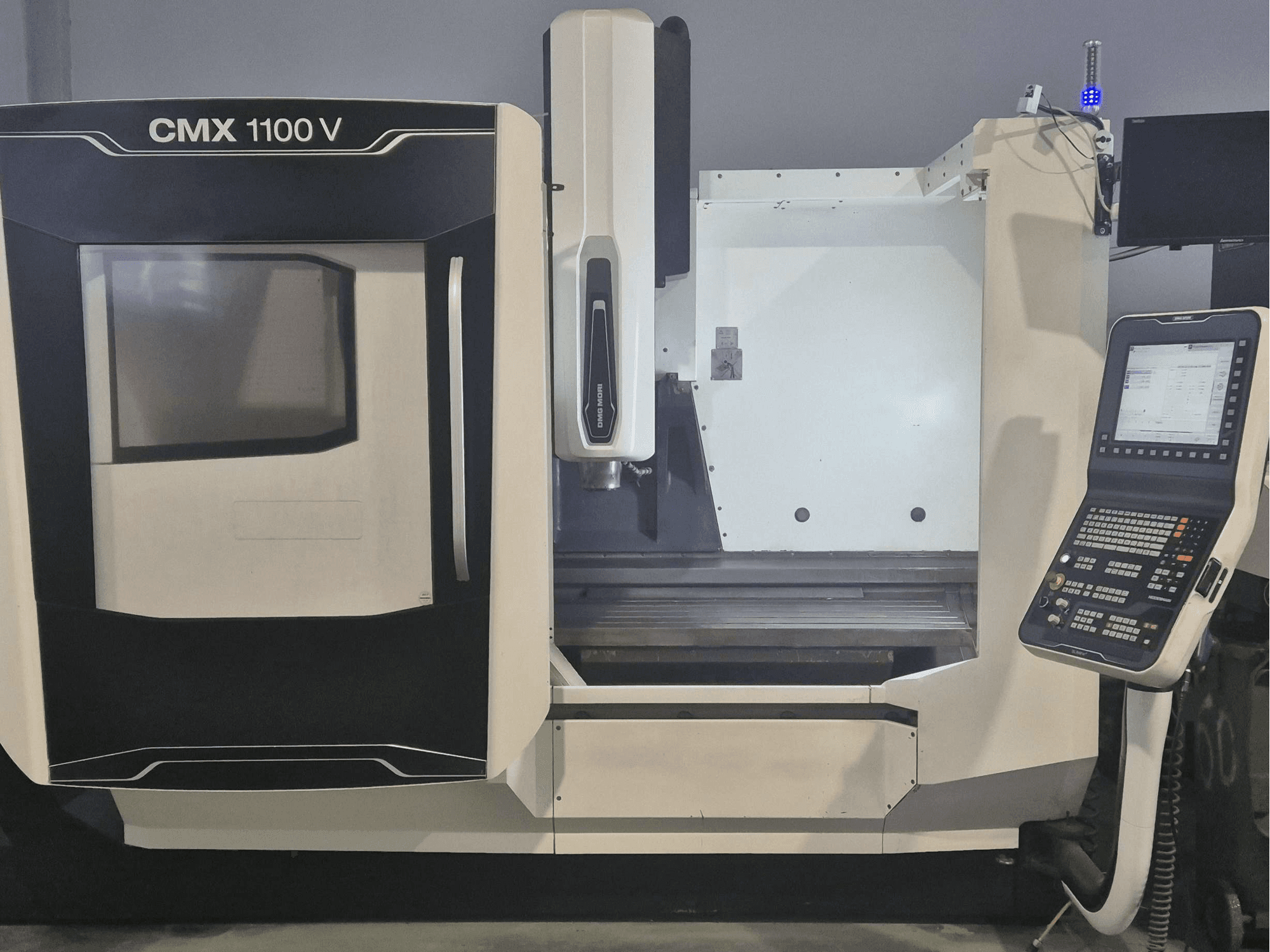 Vertikalni obradni centar DMG MORI CMX 1100 V, prednji pogled s upravljačkom pločom i postoljem stroja.