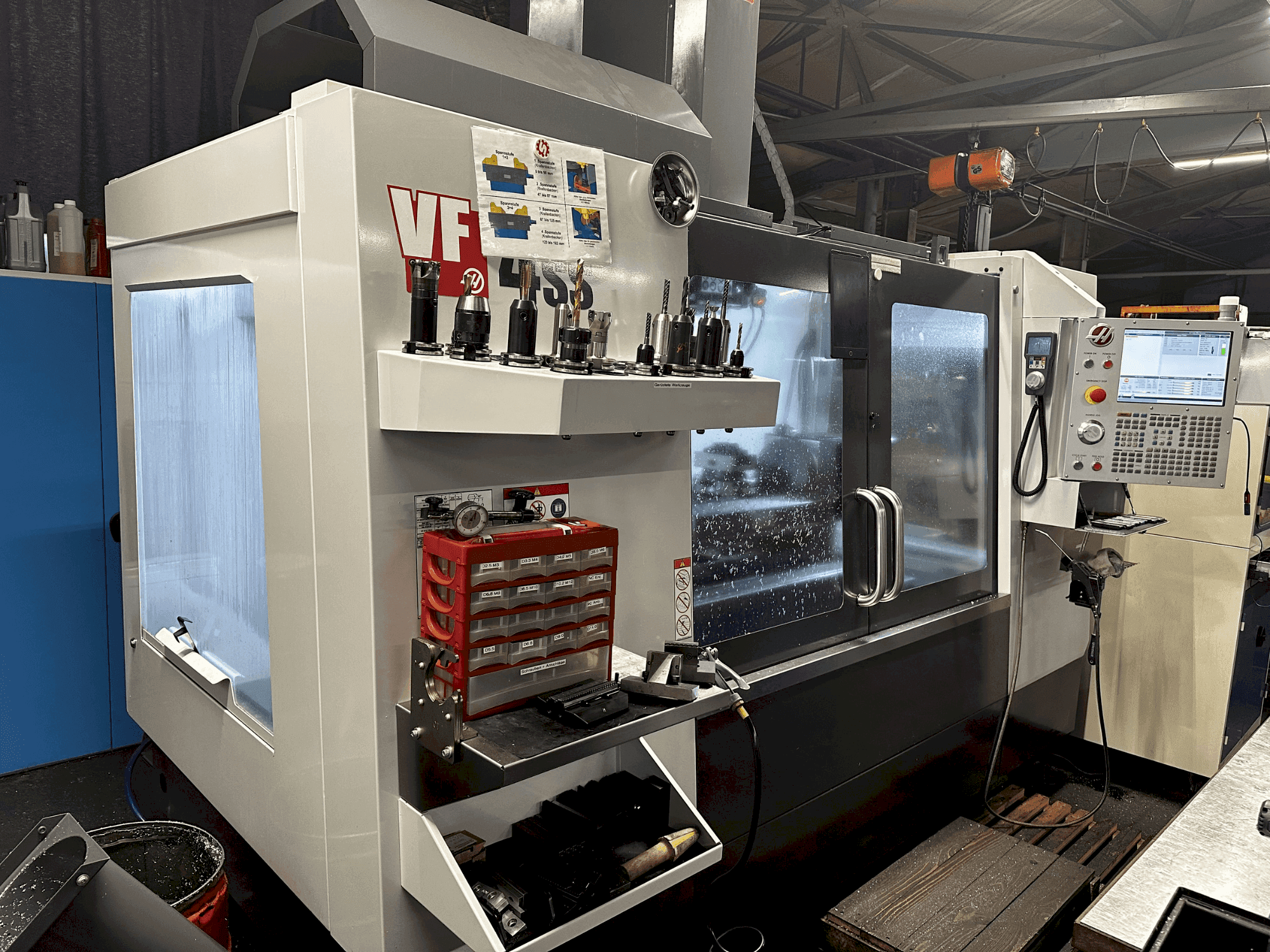 Prikaz stroja HAAS VF-4SS-EU sprijeda