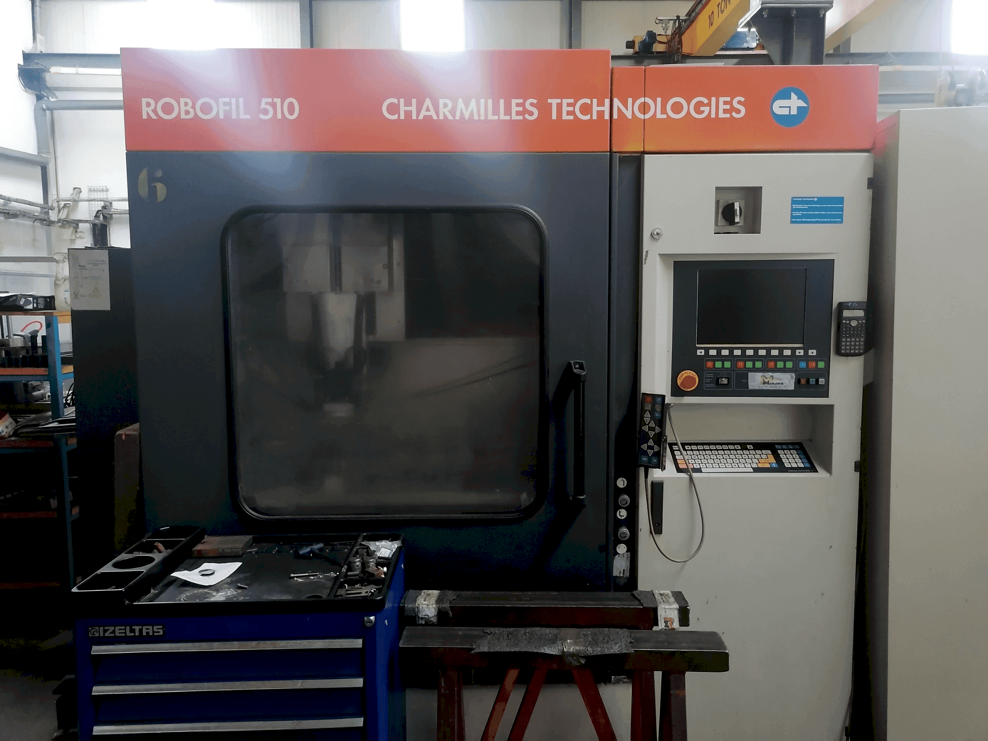 Prikaz stroja CHARMILLES Robofil 510 sprijeda