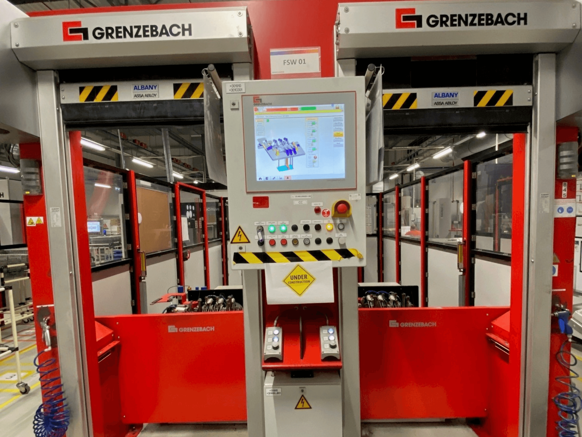 Prednji pogled na robotsku ruku GRENZEBACH FSW GenRob 01, s upravljačkom pločom s dodirnim zaslonom i raznim operativnim tipkama.