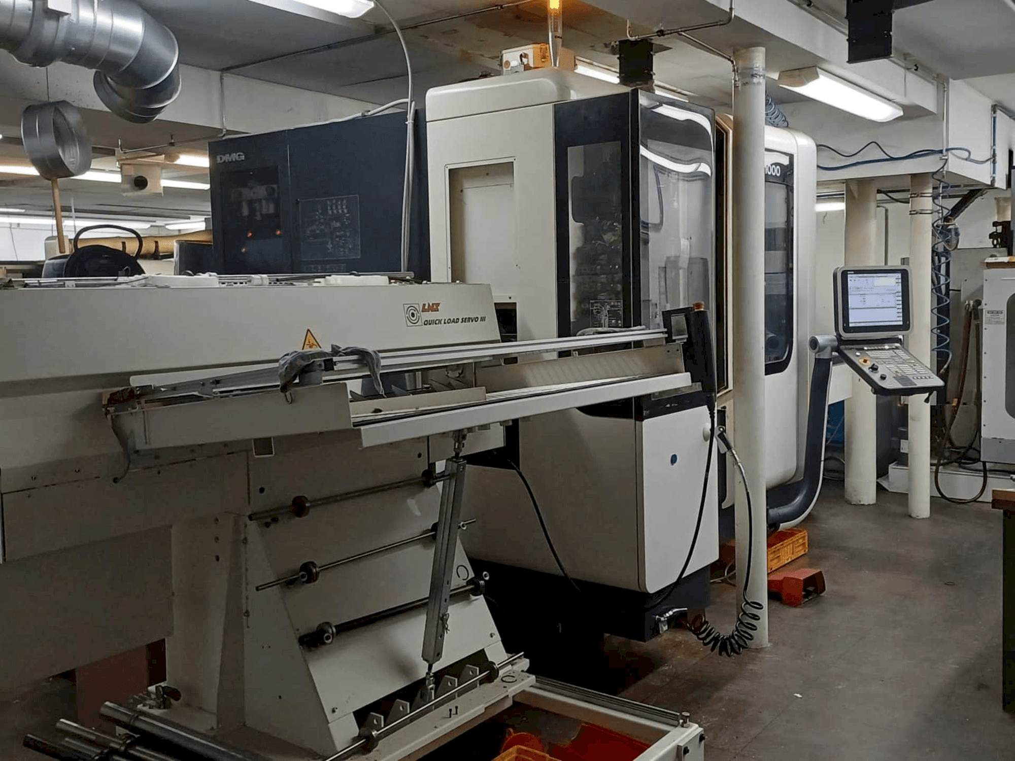 Prikaz lijeve strane stroja DMG NTX1000