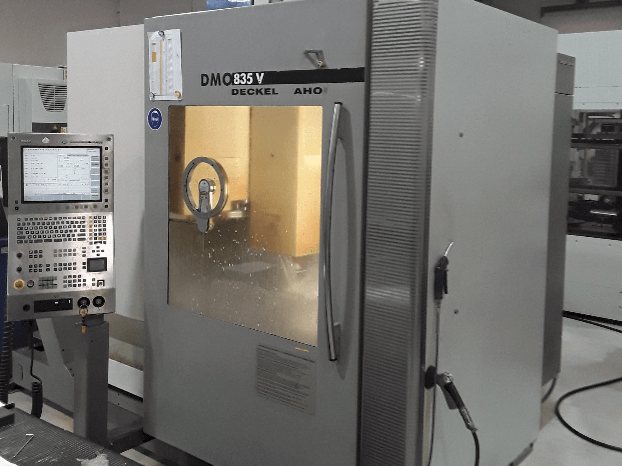 Prikaz stroja DECKEL MAHO DMC 835 V sprijeda