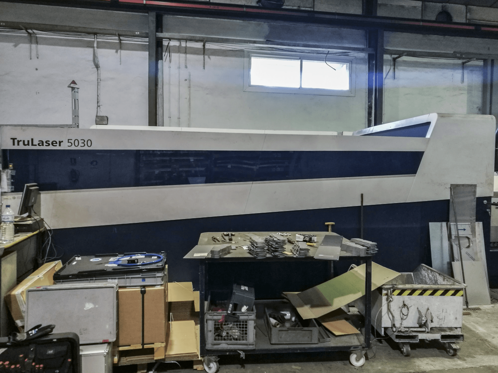 Prikaz desne strane stroja Trumpf TruLaser 5030 fiber