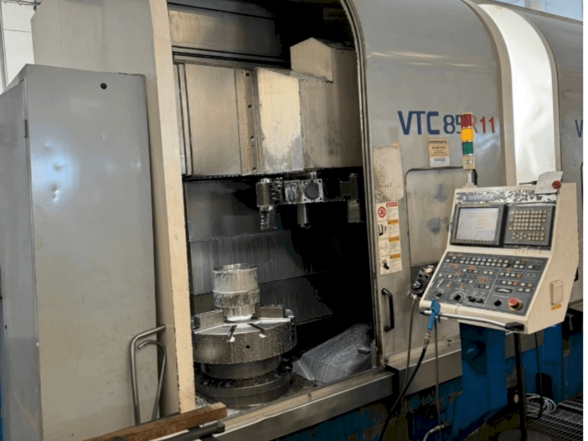 Prikaz stroja HANKOOK VTC 85 sprijeda