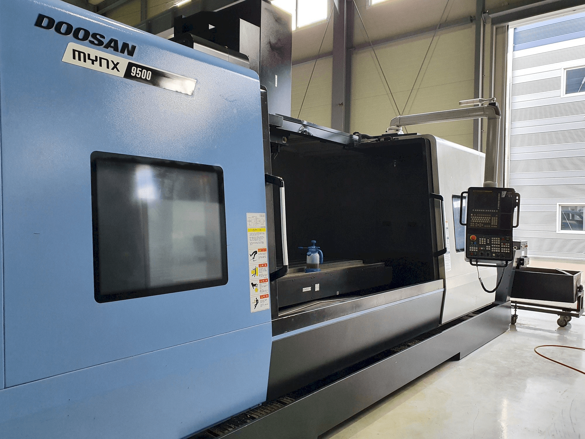 Prikaz stroja Doosan MYNX 9500 sprijeda