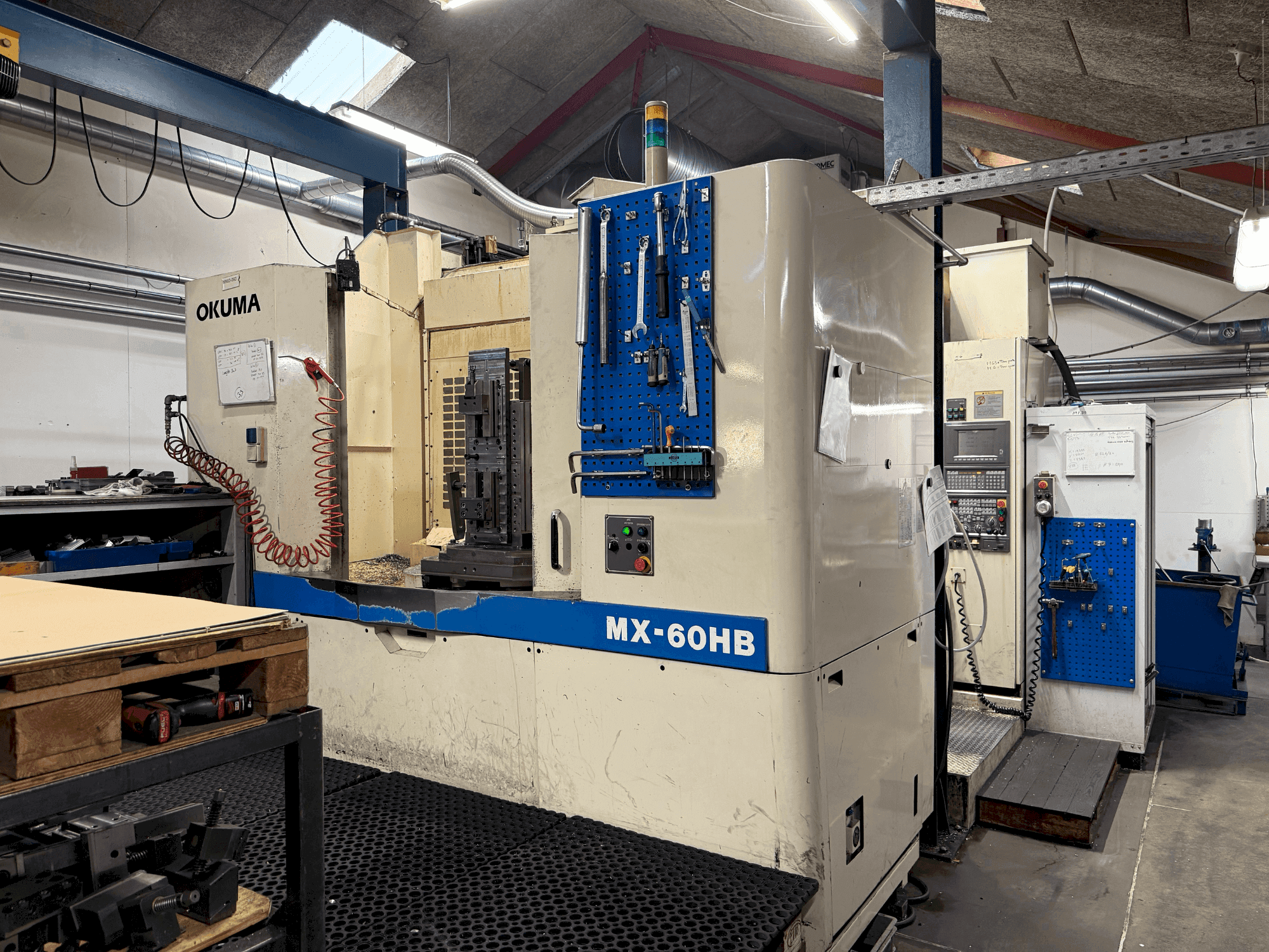 Prikaz stroja Okuma MX-60HB sprijeda