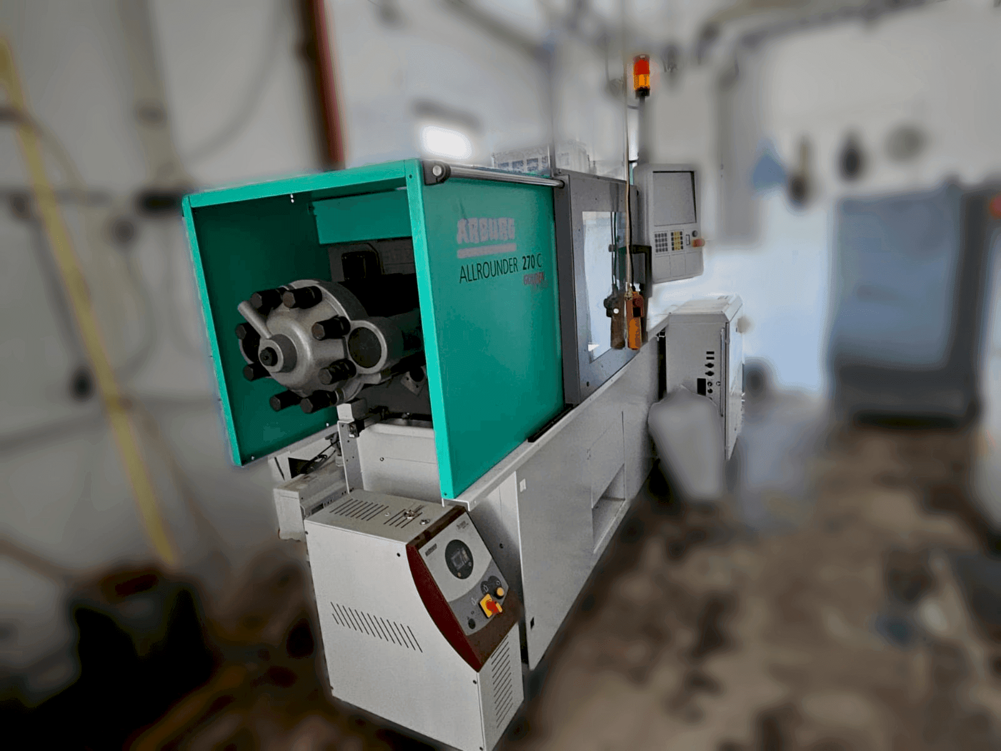 Prikaz bočne strane stroja Arburg 270 C 400-70 Golden Edition