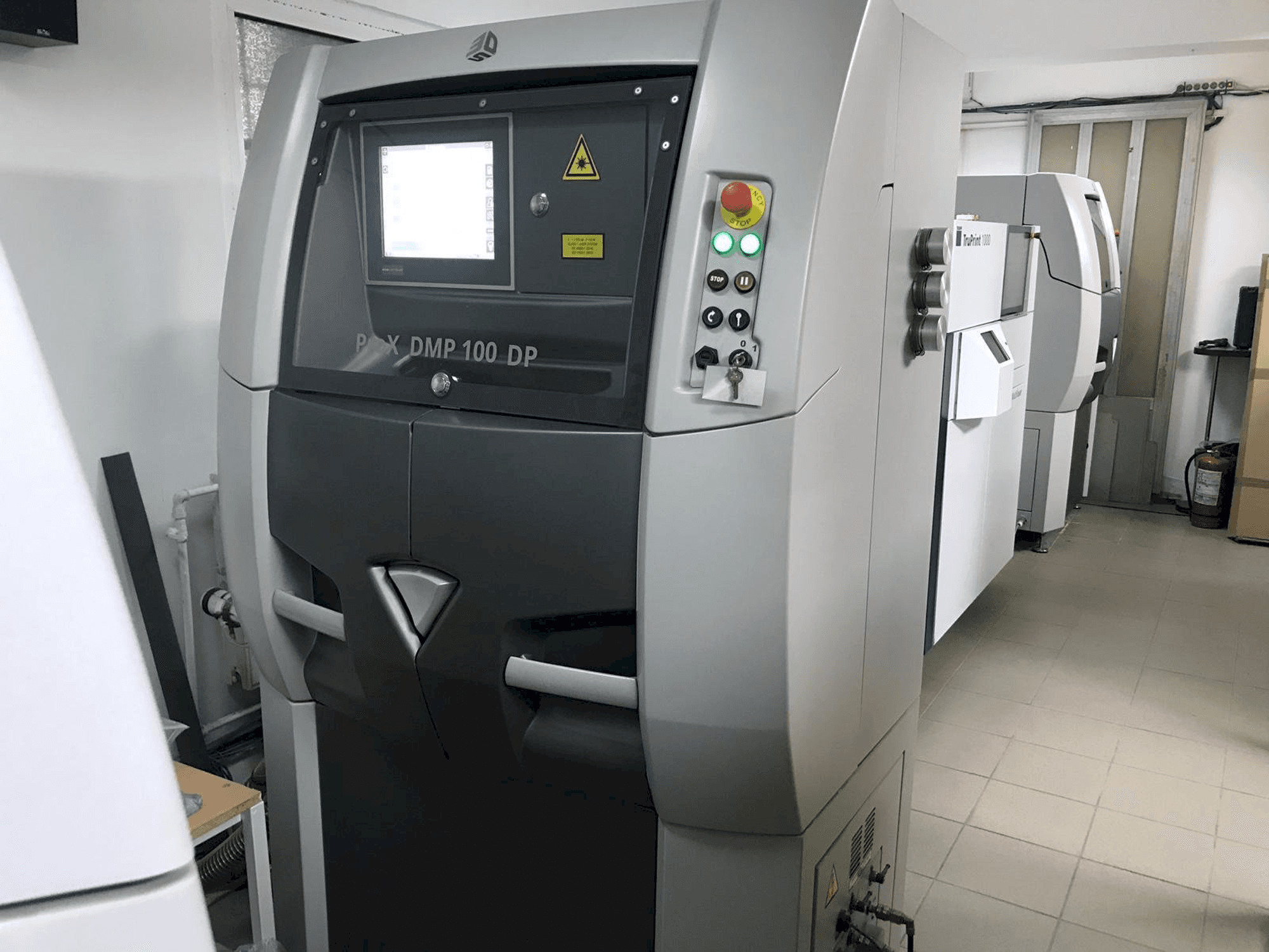 Prikaz stroja 3D SYSTEMS ProX DMP 100 sprijeda