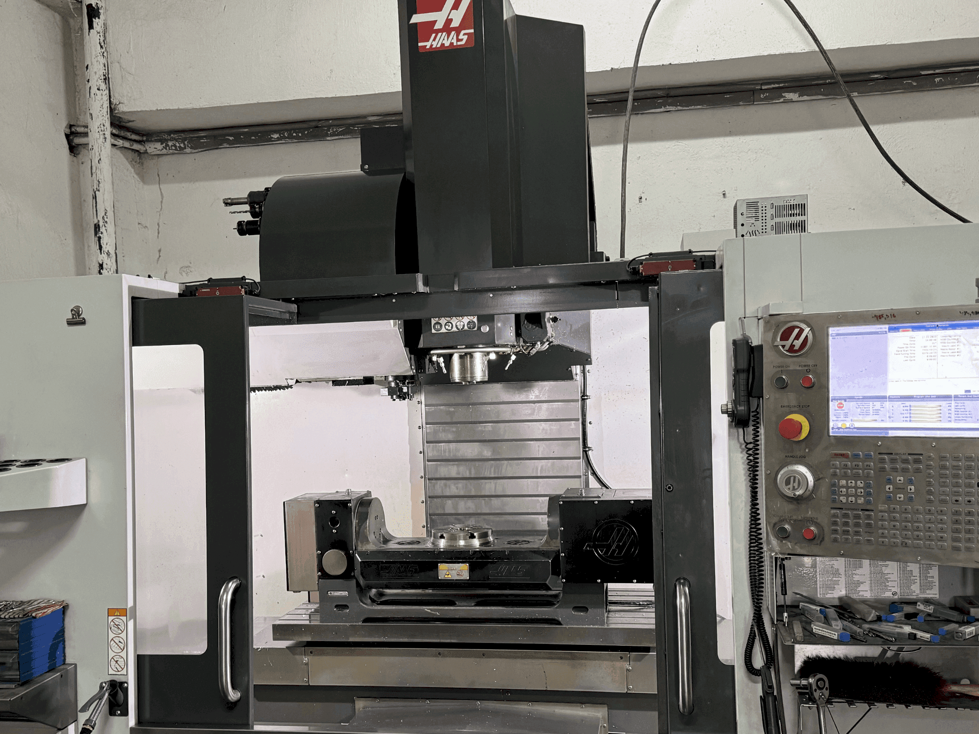 Prikaz stroja HAAS VF-5/40TR sprijeda