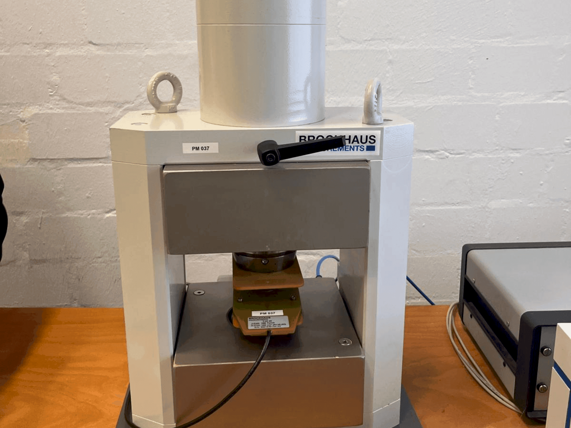 Prikaz stroja BROCKHAUS HG200 D sprijeda