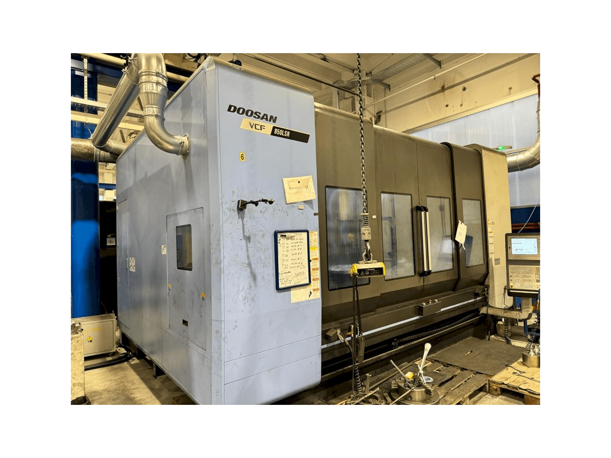 Prikaz stroja DOOSAN VCF 850 LSR sprijeda