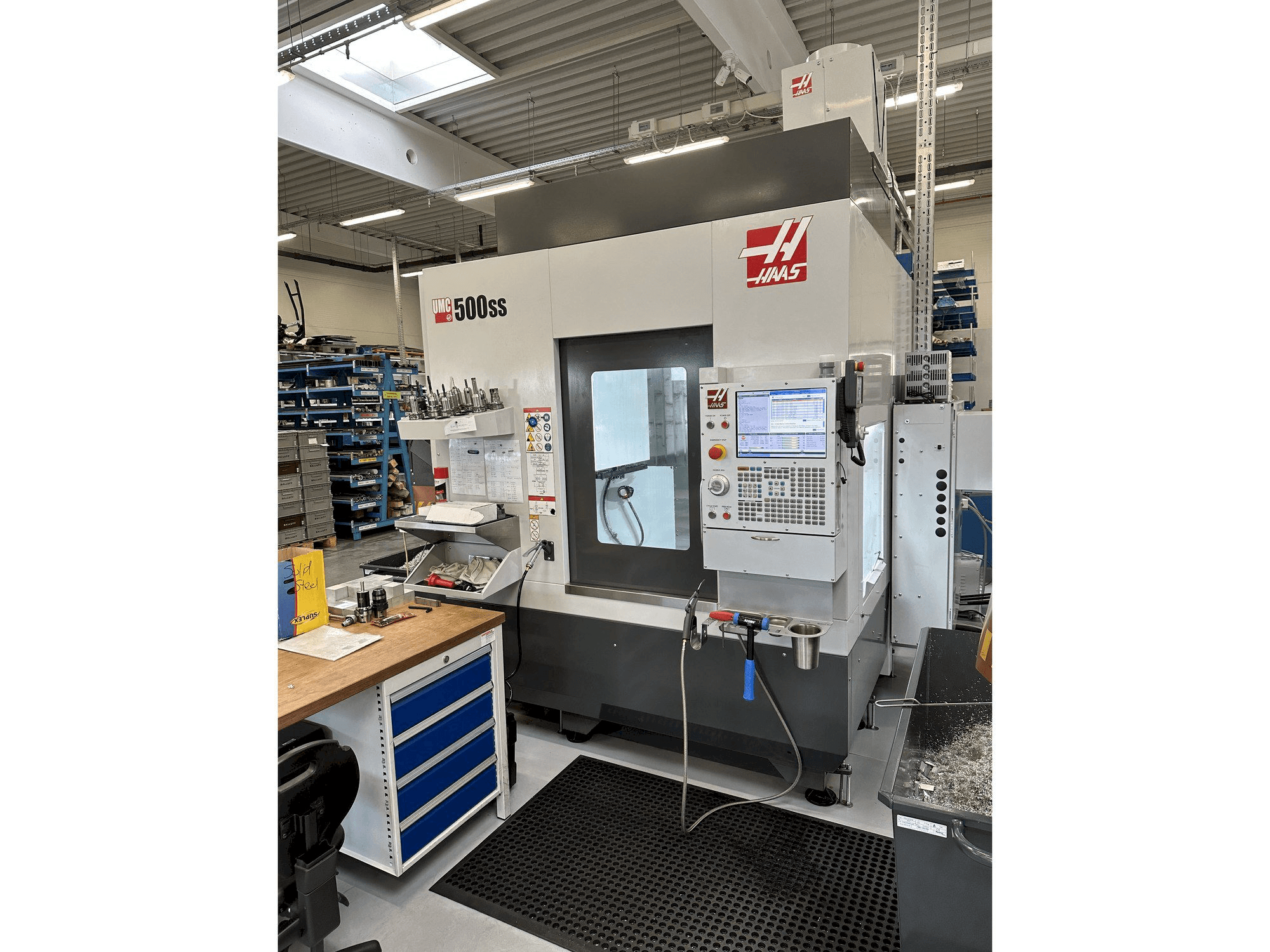 Prikaz stroja HAAS UMC-500SS sprijeda