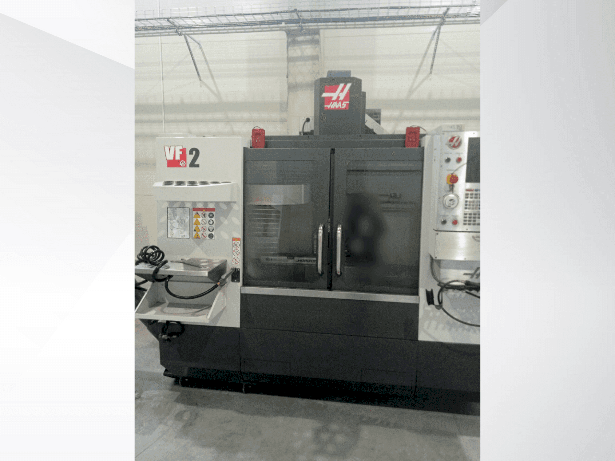 Prikaz stroja HAAS VF-2 sprijeda