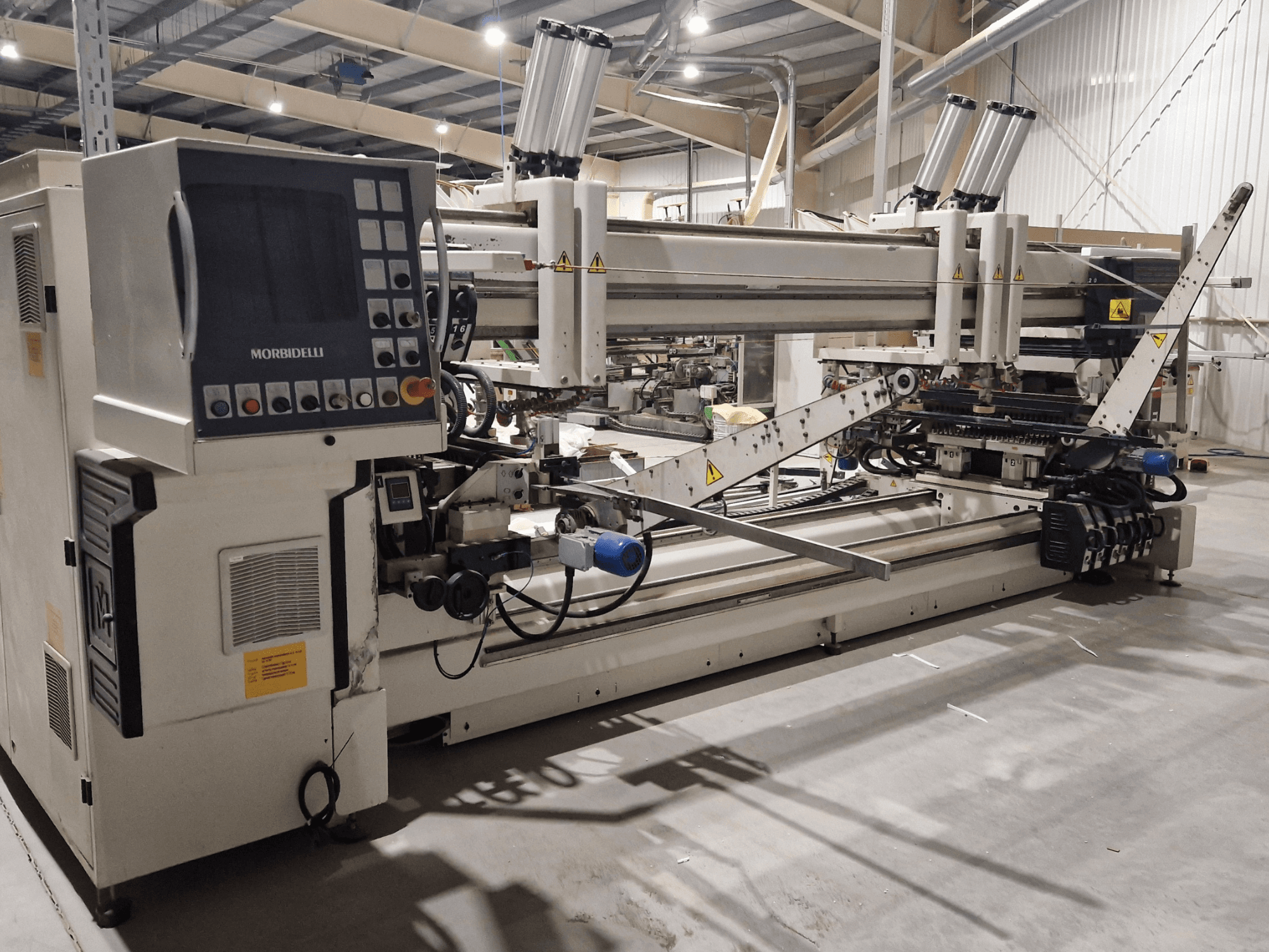 Viševretenska bušilica SCM Morbidelli Zenith F2, bočni pogled s upravljačkom pločom i mehaničkim komponentama u radioničkom okruženju.