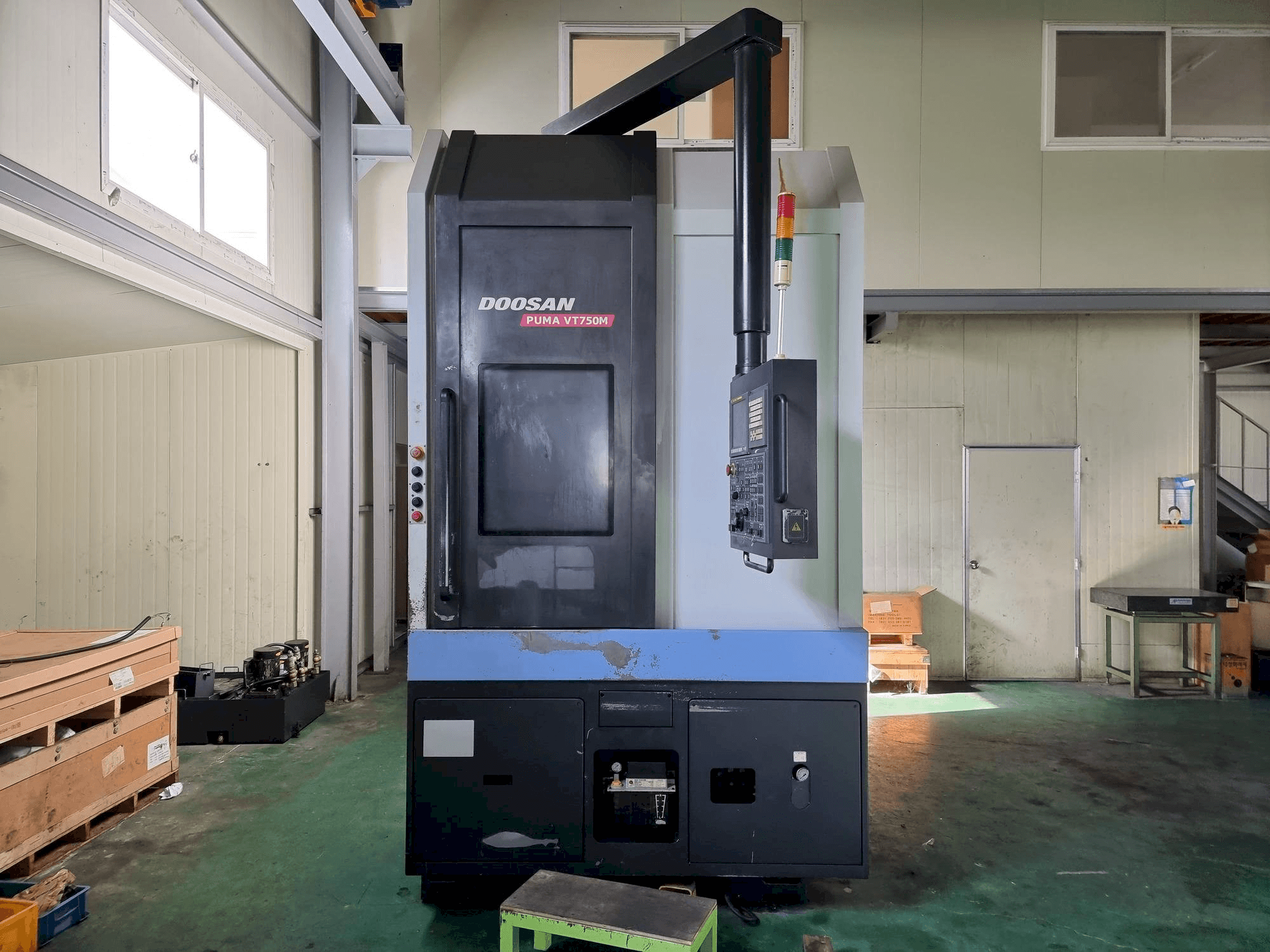 Prikaz stroja Doosan Puma VT750M sprijeda