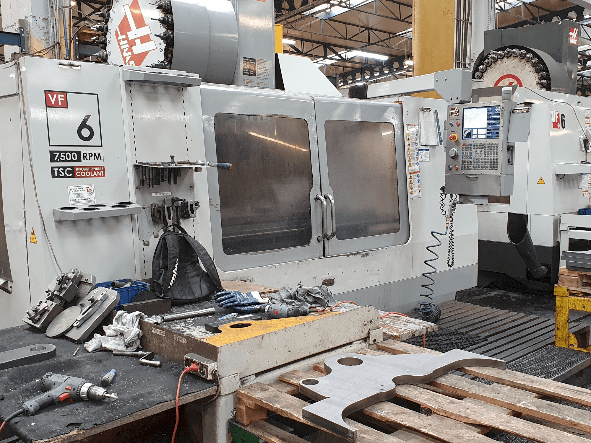 Prikaz stroja HAAS VF-6 / 50HE sprijeda