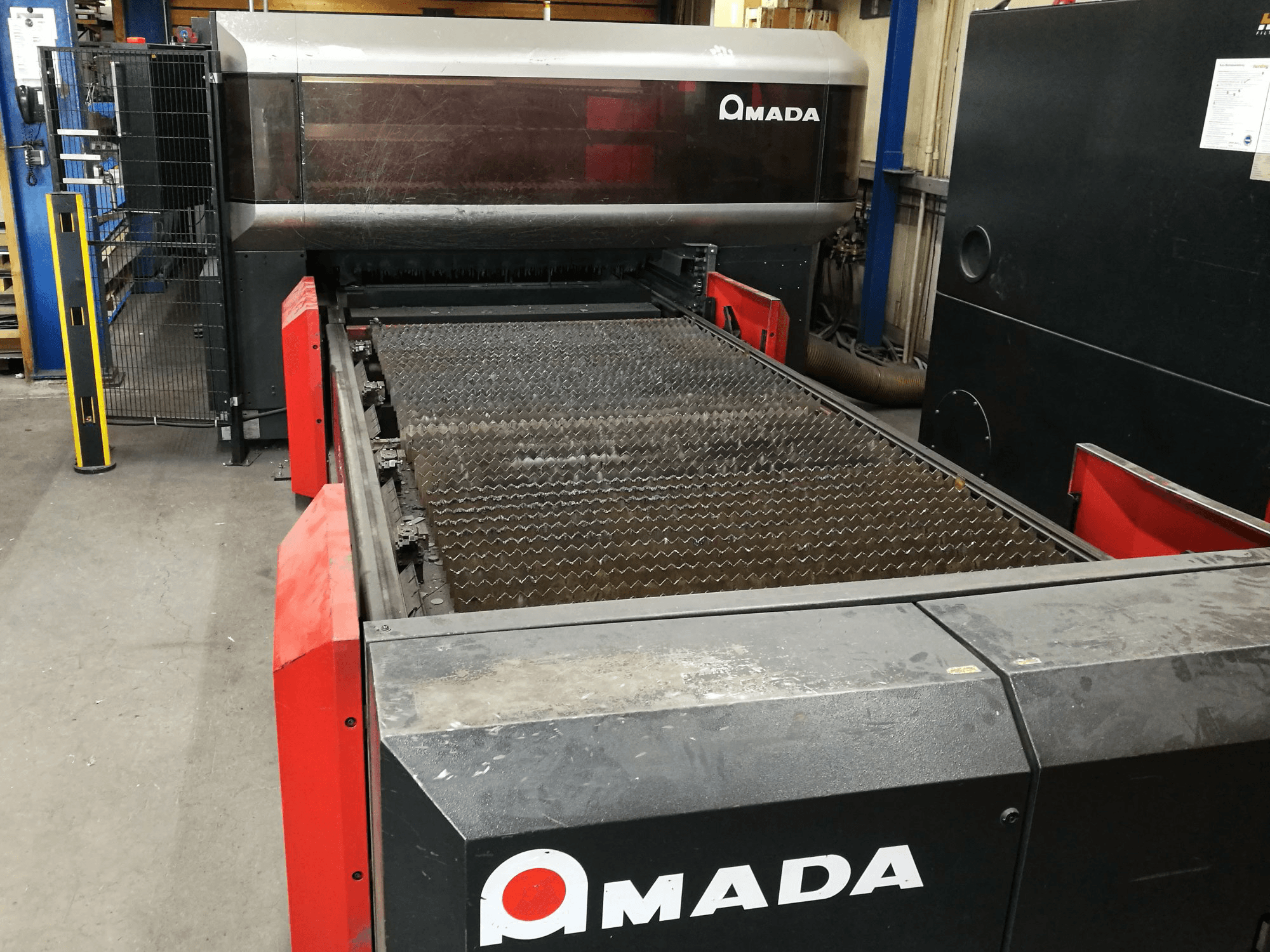 Prikaz stroja AMADA LC 3015 X1 NT sprijeda