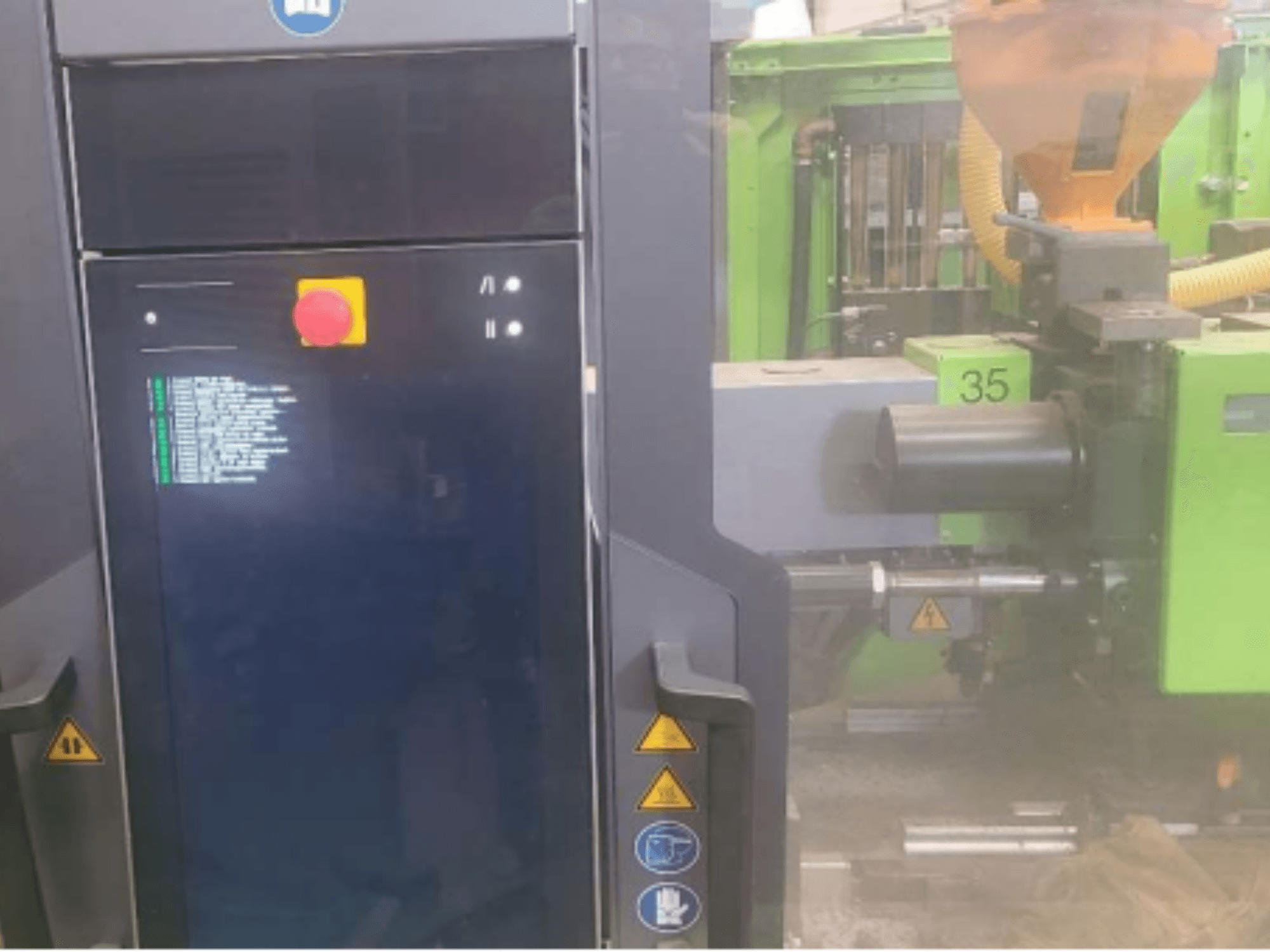 Engel Victory 320/80 spex hidraulični stroj za brizganje plastike, prednji pogled s upravljačkom pločom i zelenom jedinicom za brizganje.