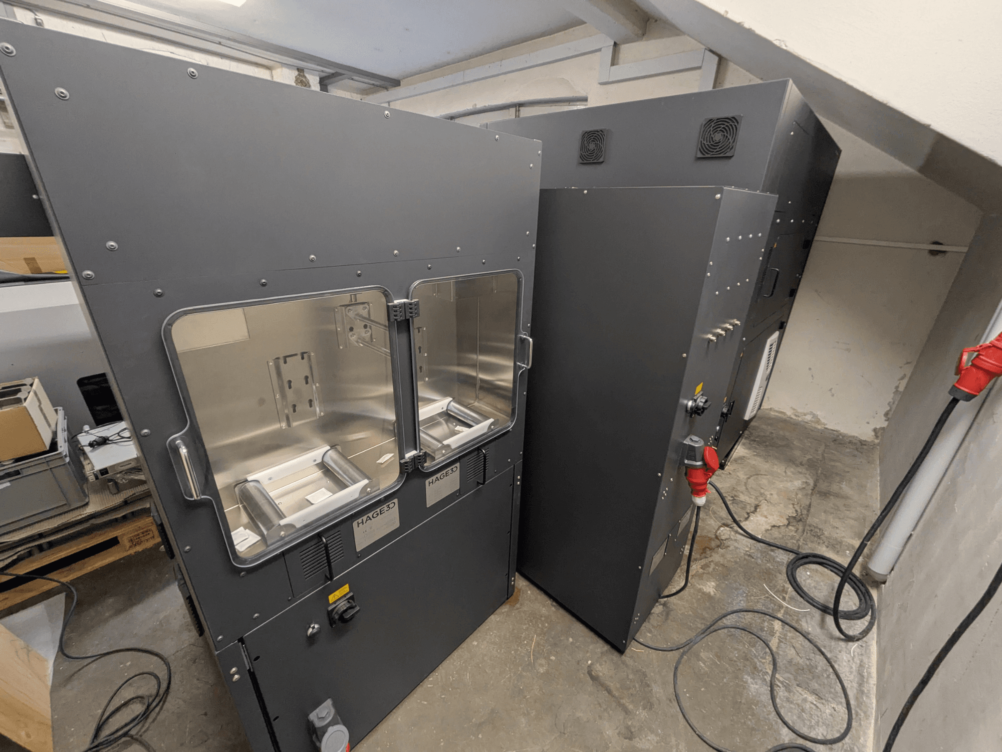 HAGE 3D Mex-One-A plastični 3D printer, bočni pogled koji prikazuje dvostruka prozirna vrata i upravljačku ploču.