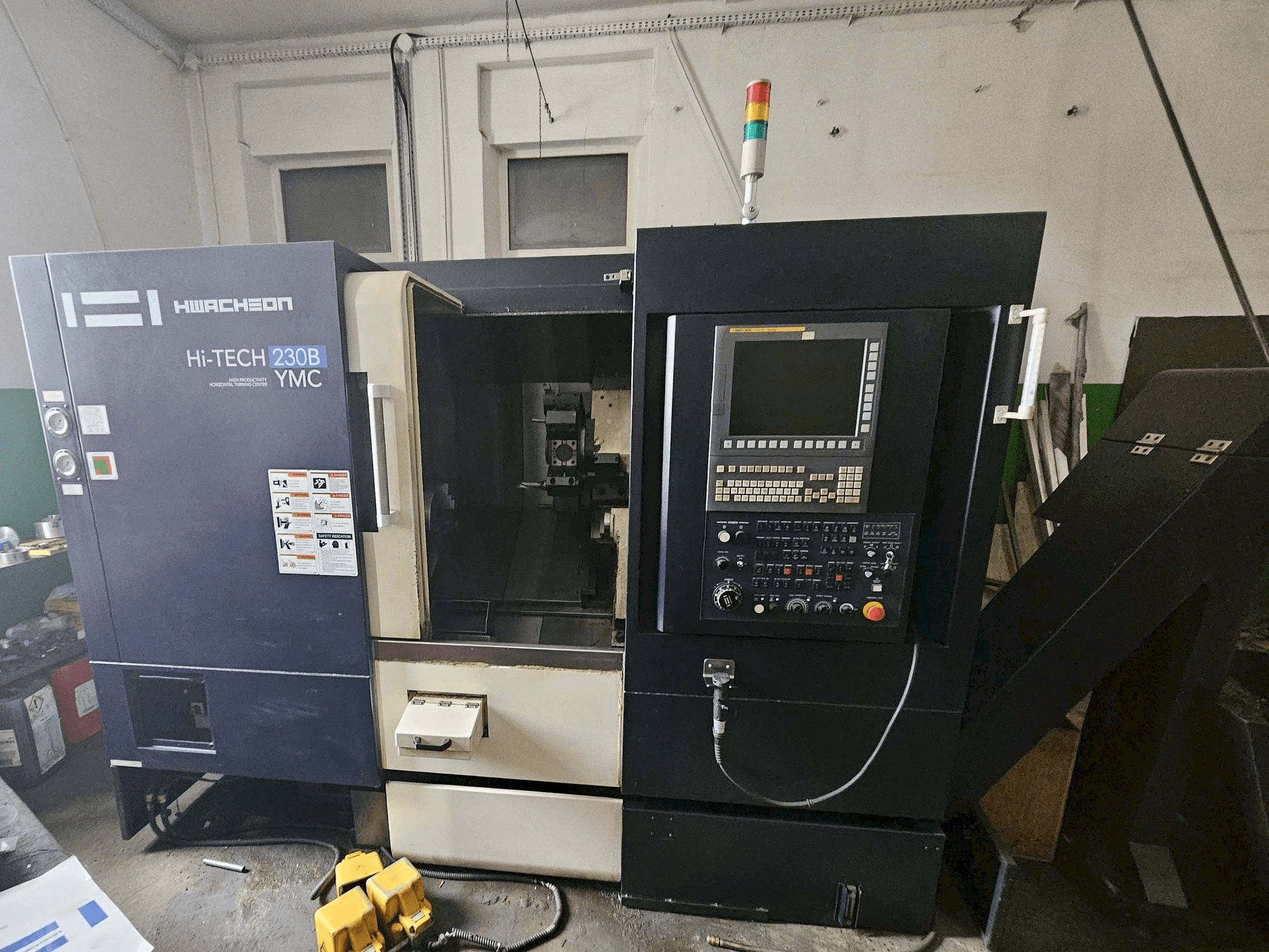 Prikaz stroja HWACHEON HI-TECH 230B YMC sprijeda