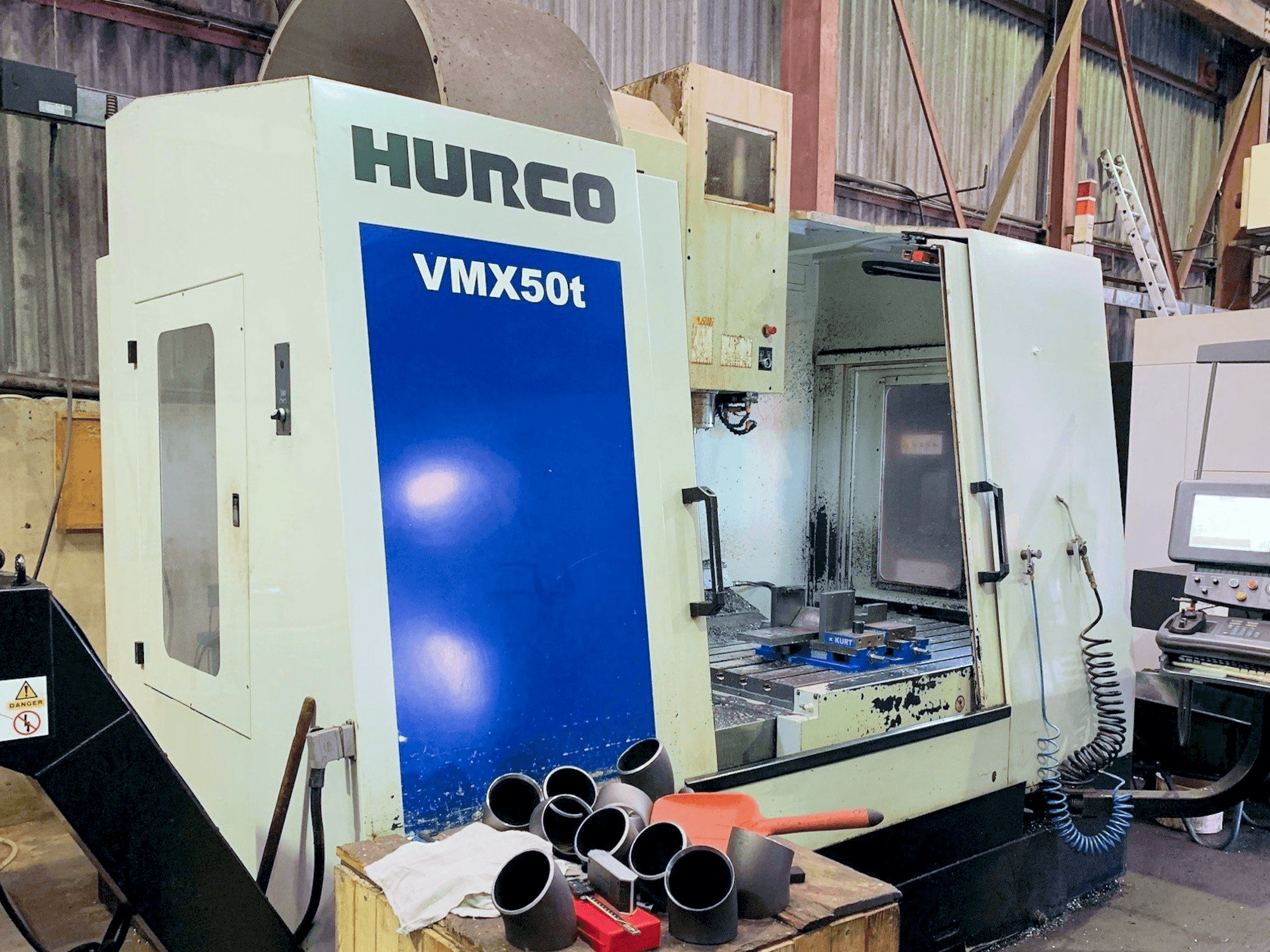 Prikaz stroja Hurco VMX 50T sprijeda