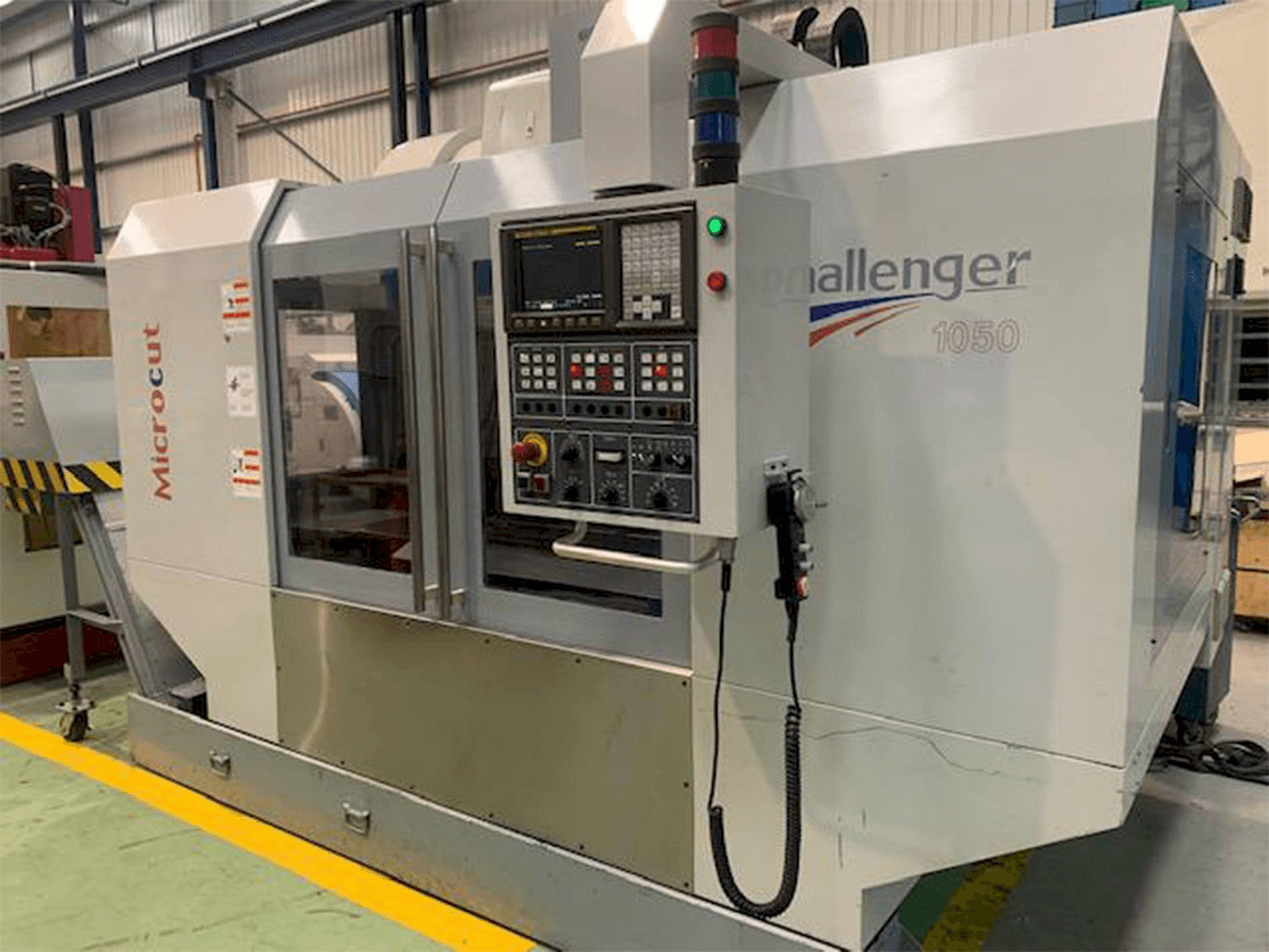 Prikaz stroja MICROCUT Challenger 1050 sprijeda