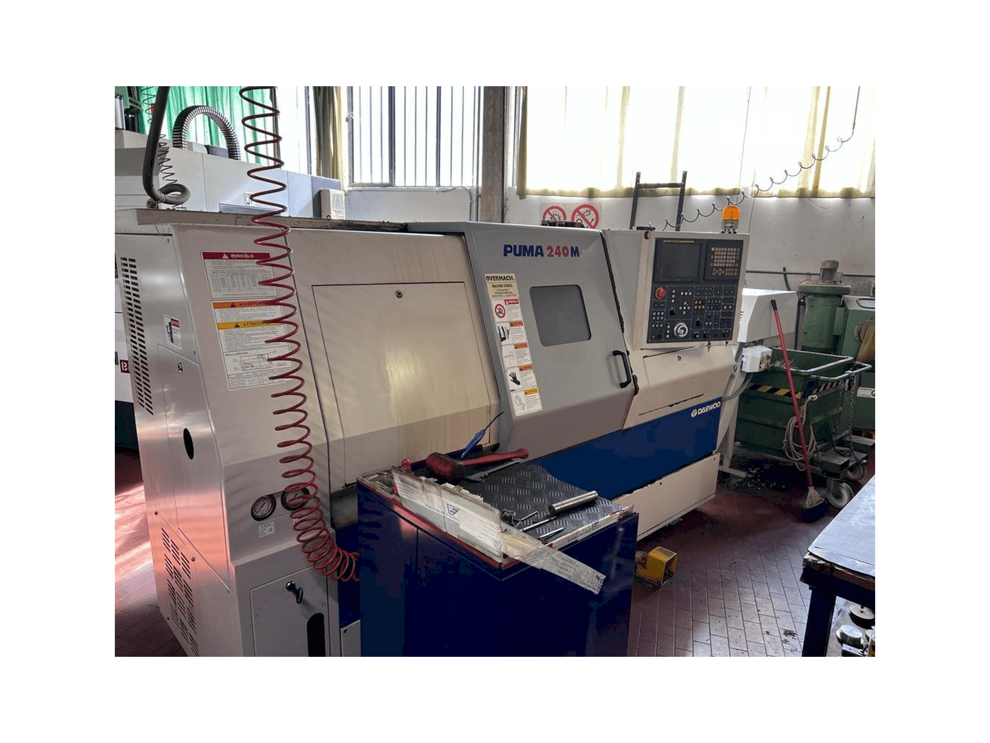 Prikaz stroja DAEWOO Puma 240M sprijeda