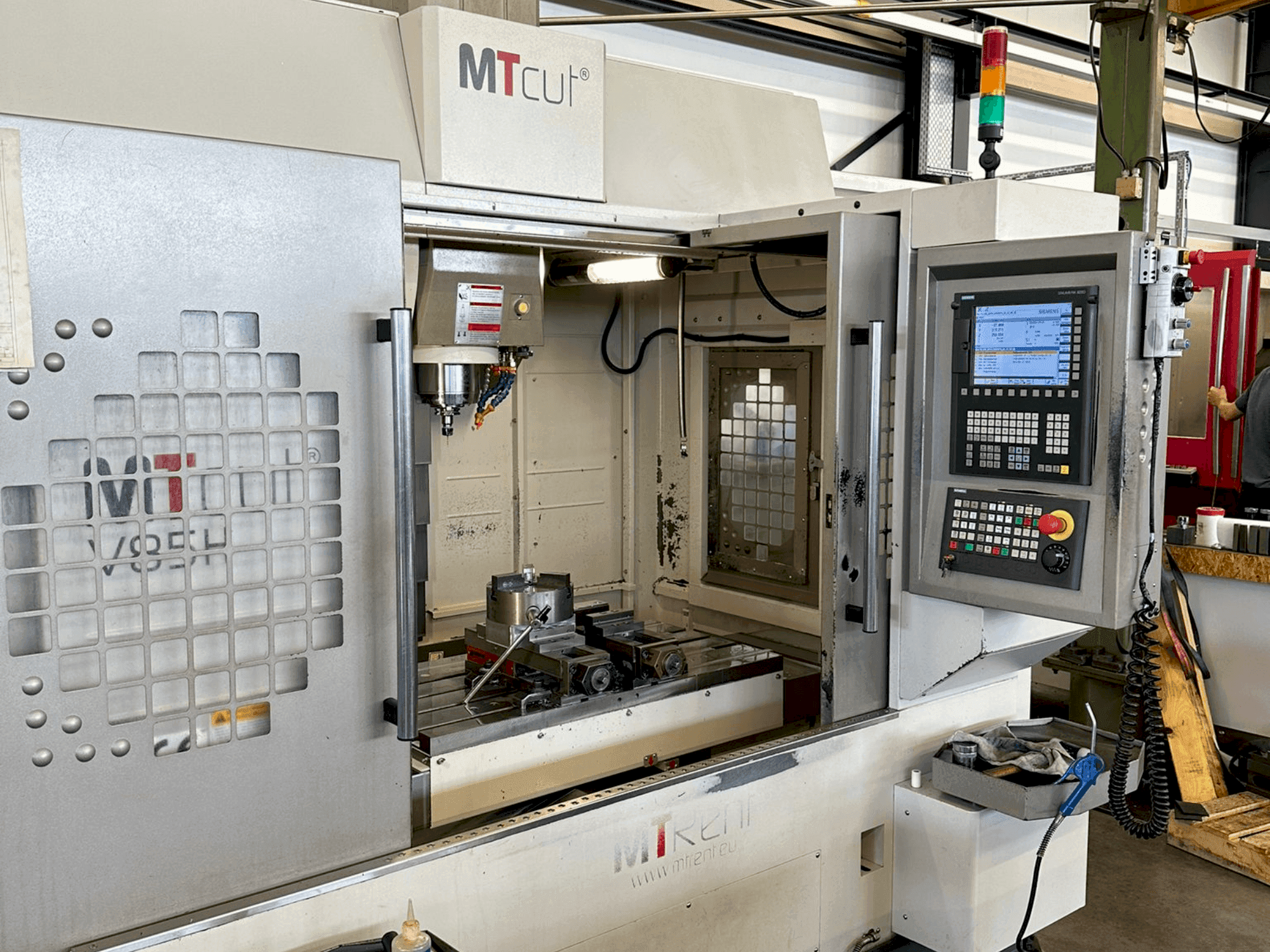 Prikaz stroja MTcut V 85 H sprijeda