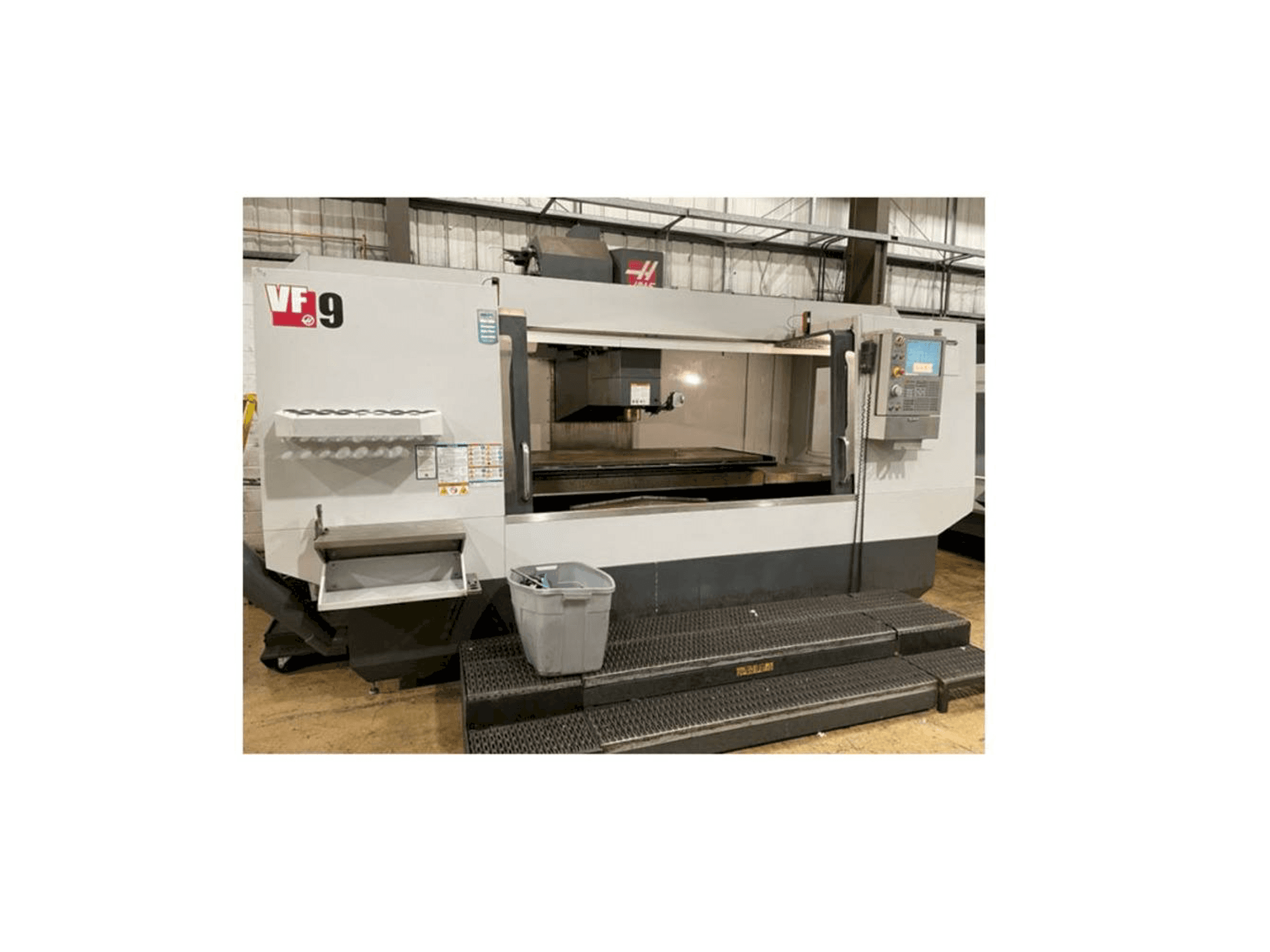 Prikaz stroja HAAS VF-9 sprijeda