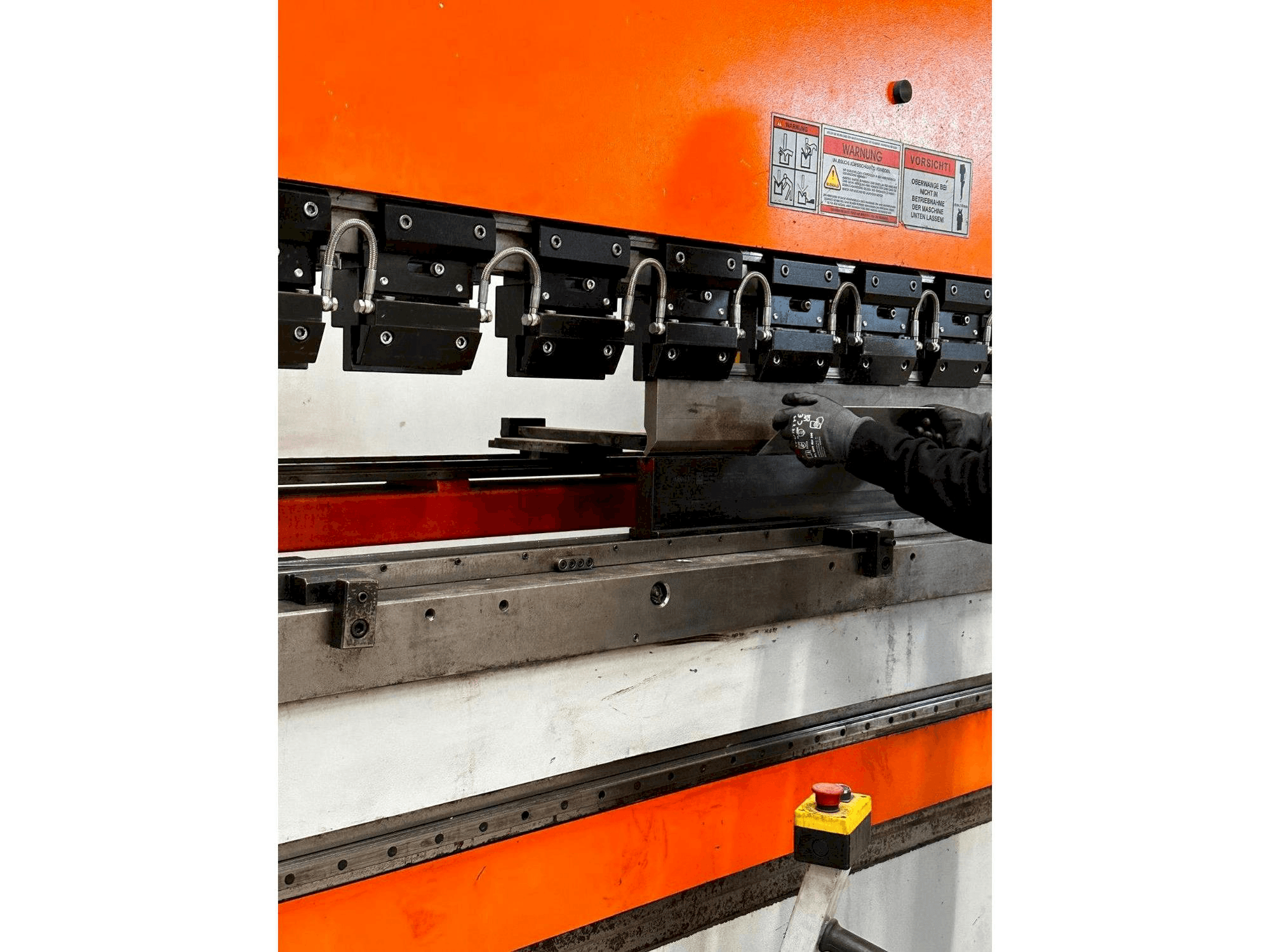 Prikaz lijeve strane stroja ERMAKSAN SPEED-BEND PRO 51000 X 400