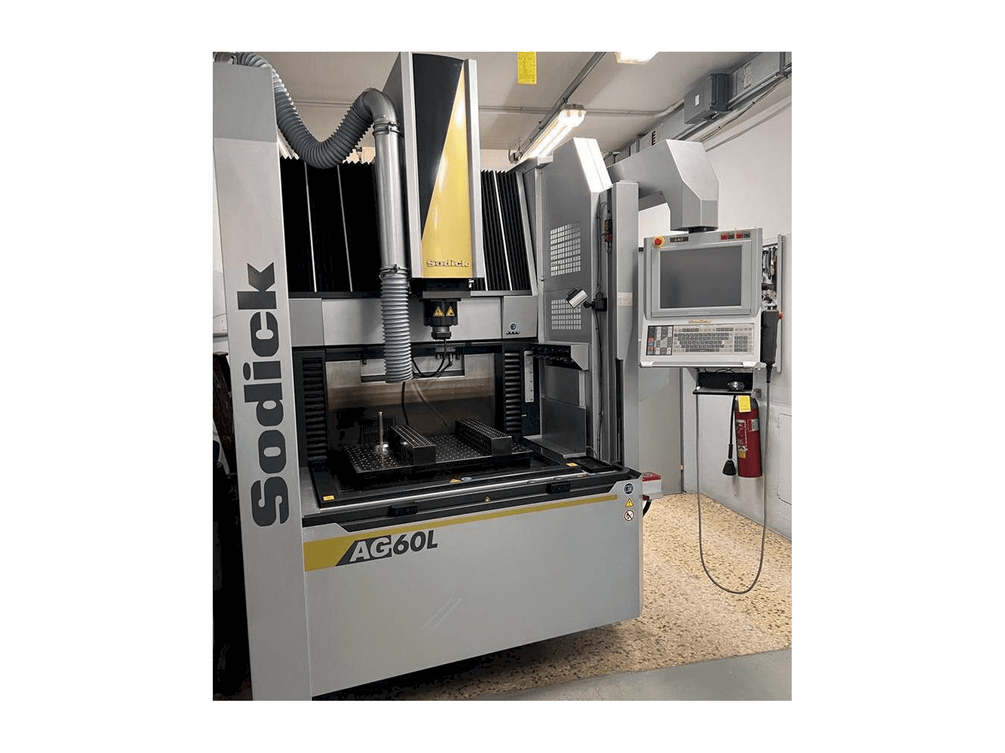 Prikaz stroja Sodick AG 60L sprijeda