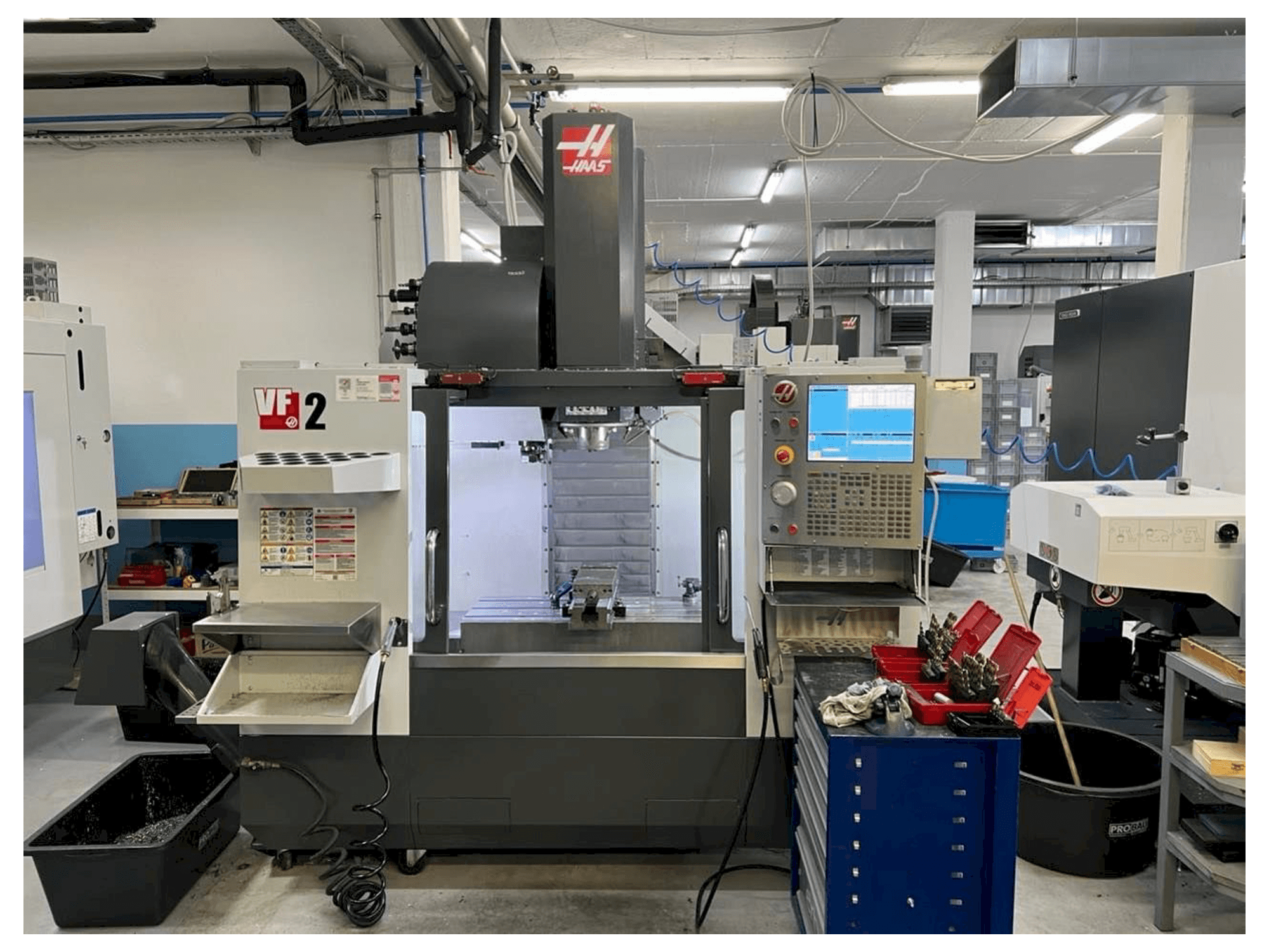 Prikaz stroja HAAS VF-2 sprijeda