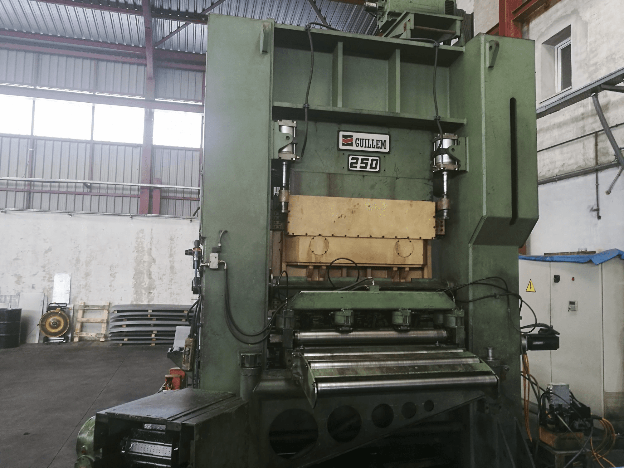 Prikaz stroja GUILLEM D2.250 sprijeda