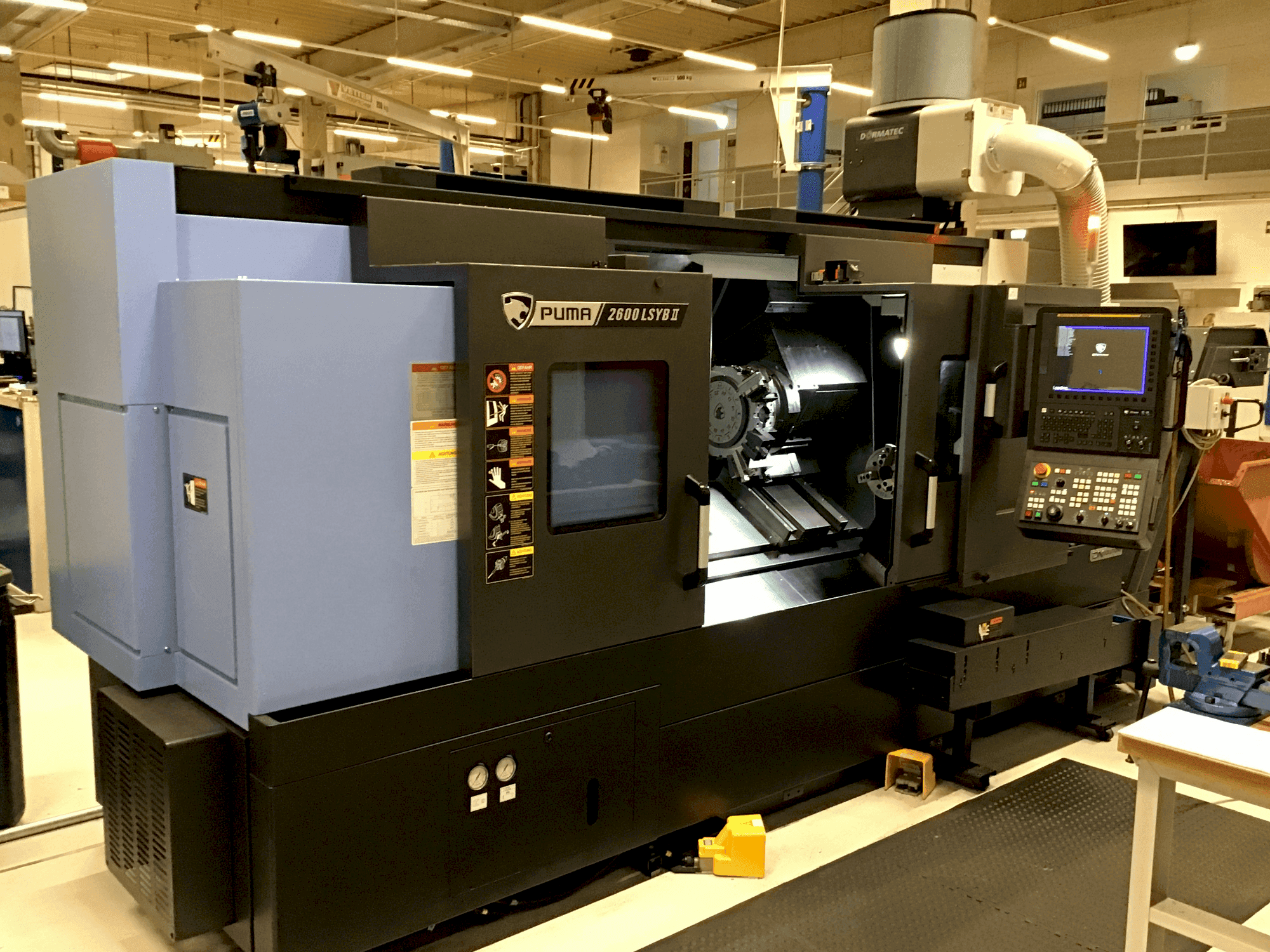 Prikaz stroja DN SOLUTIONS Puma 2600 LSYB II sprijeda