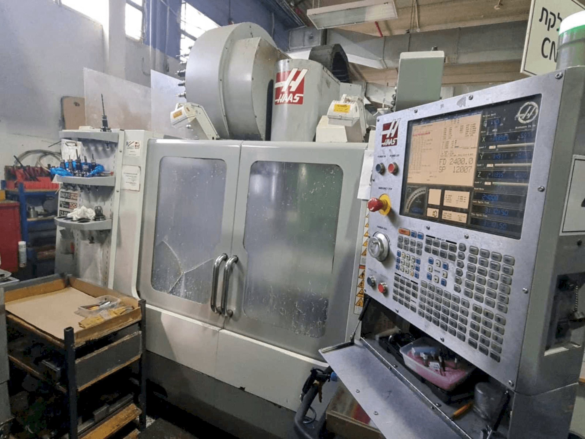 Prikaz stroja HAAS VF-3SS sprijeda