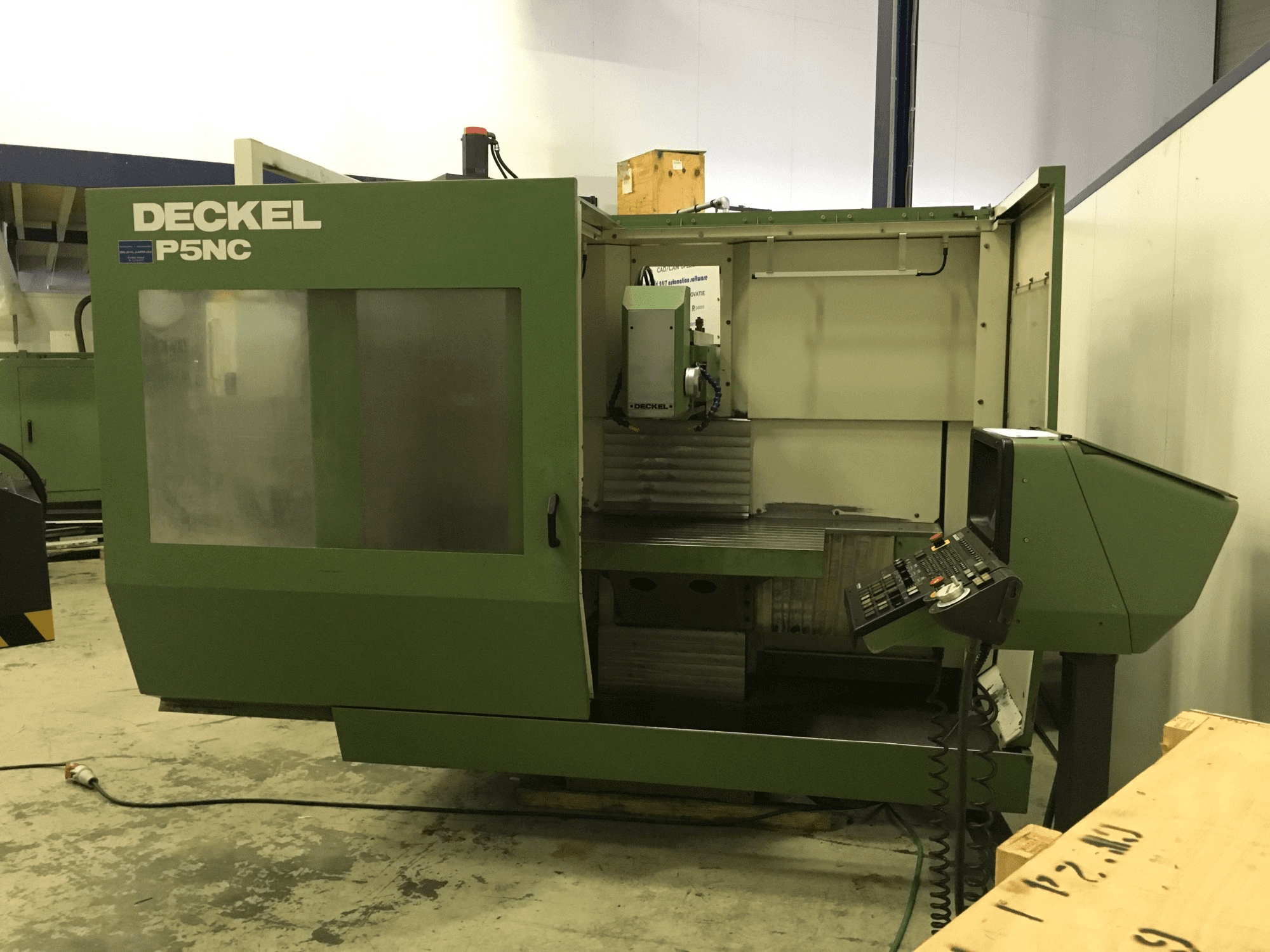 Prikaz stroja DECKEL FP5NC sprijeda