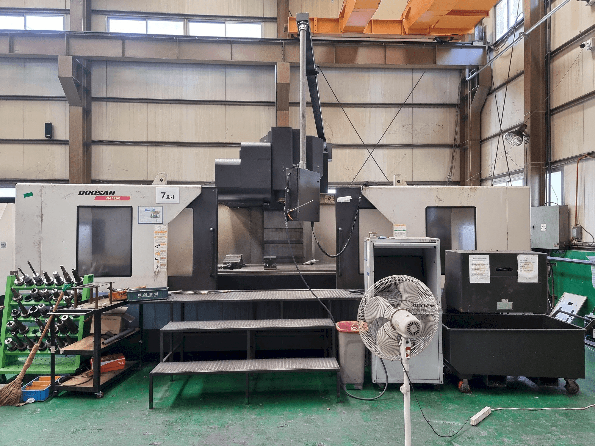 Prikaz stroja Doosan VM1260 sprijeda