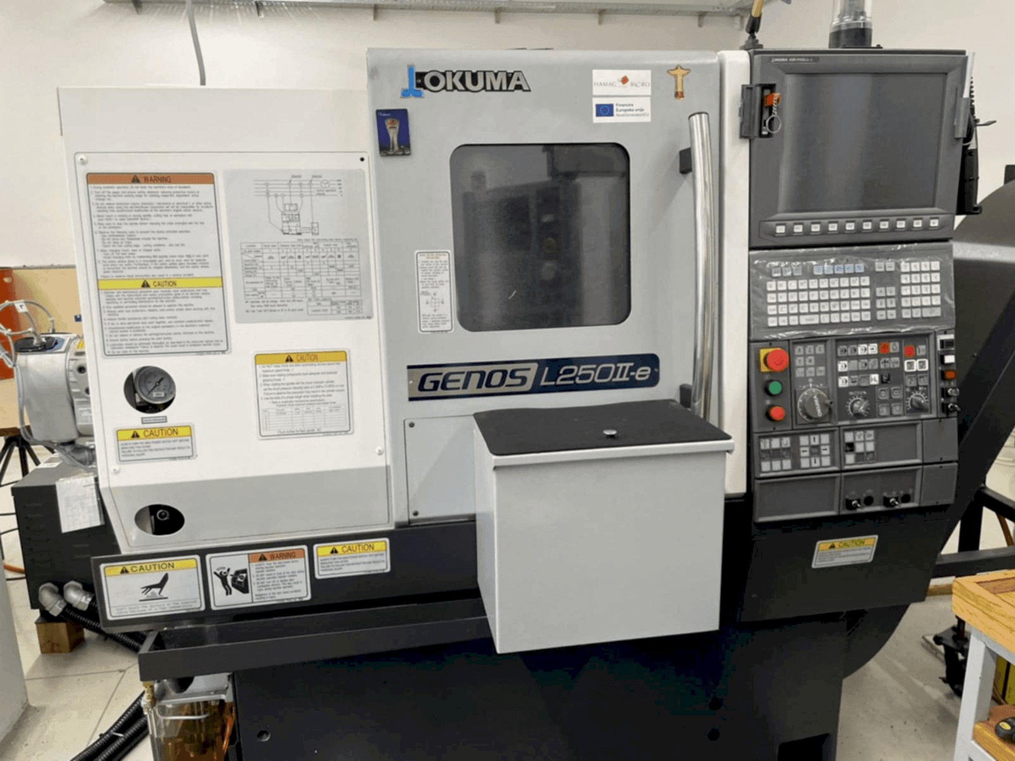 Prikaz stroja Okuma GENOS L250IIe sprijeda